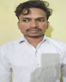 तस्वीर में व्यक्ति सफेद शर्ट में सवाई माधोपुर में दिख रहा है तस्वीर में व्यक्ति सफेद शर्ट में सवाई माधोपुर में दिख रहा है
