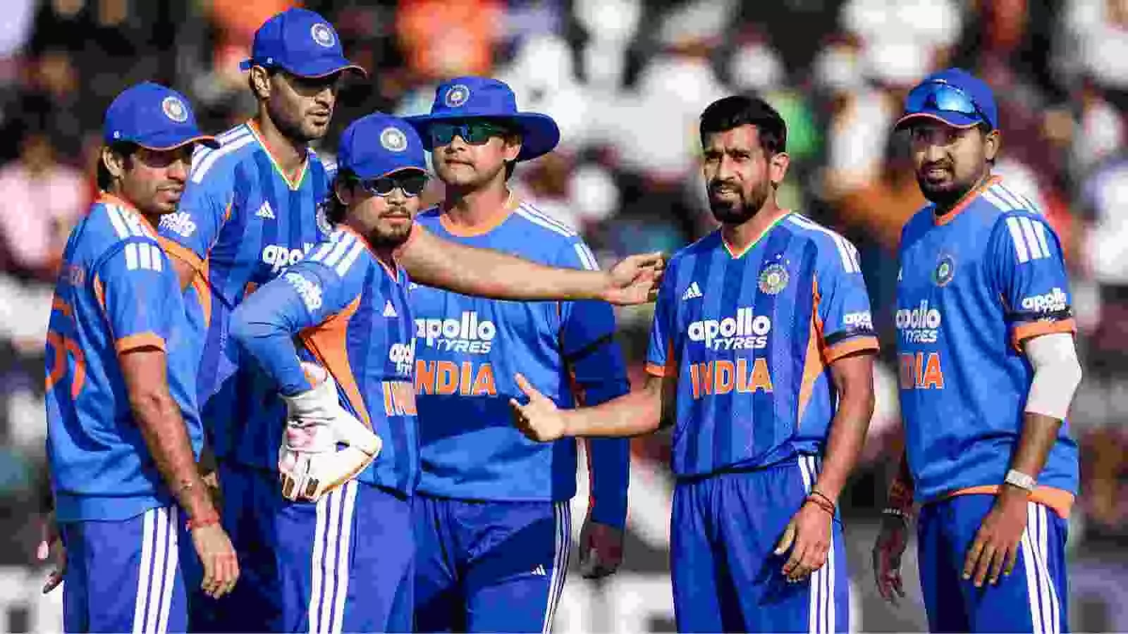 मैदान पर खड़े हुए भारतीय क्रिकेट टीम के खिलाड़ी हरारे में मैच के संदर्भ में। मैदान पर खड़े हुए भारतीय क्रिकेट टीम के खिलाड़ी हरारे में मैच के संदर्भ में।