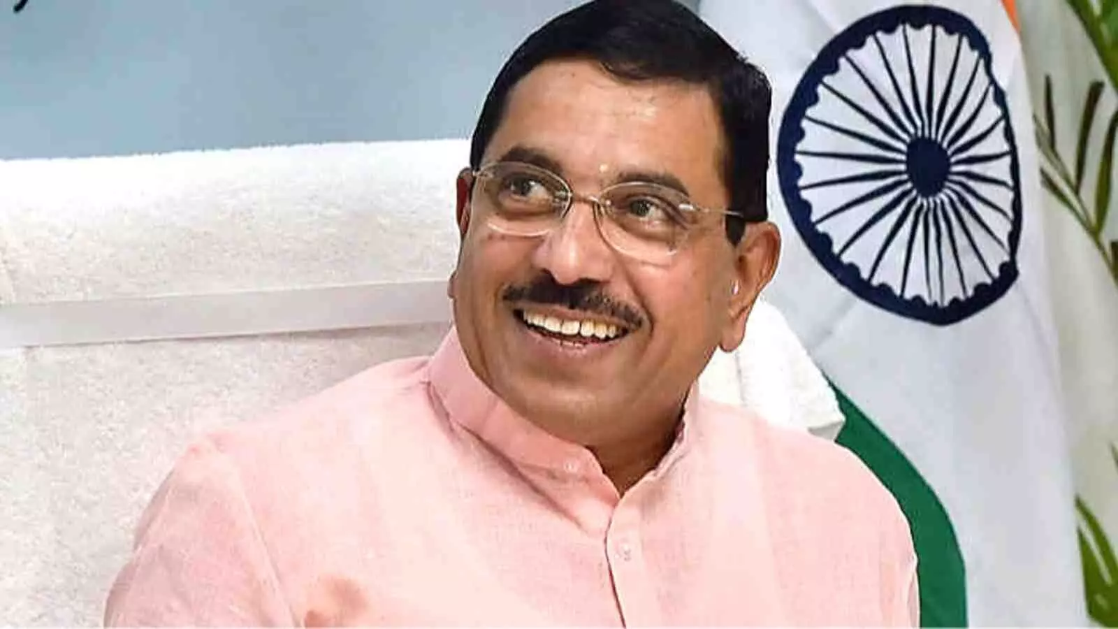 मुस्कुराते हुए केंद्रीय मंत्री प्रह्लाद जोशी नई दिल्ली में शिक्षा मंत्रालय के अतिरिक्त प्रभार के संदर्भ में। मुस्कुराते हुए केंद्रीय मंत्री प्रह्लाद जोशी नई दिल्ली में शिक्षा मंत्रालय के अतिरिक्त प्रभार के संदर्भ में।