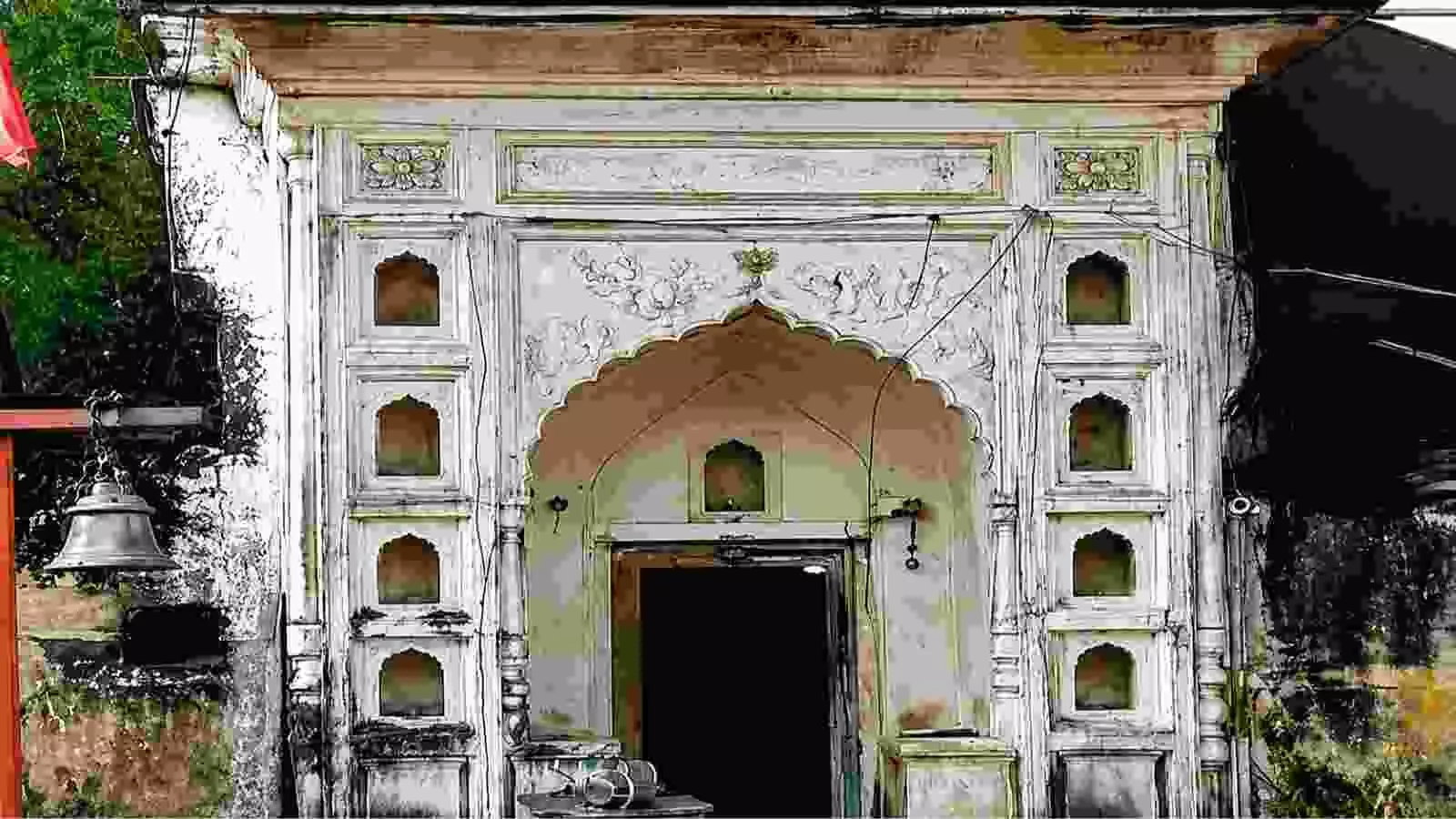 प्राचीन मंदिर का मुख्य द्वार दिखाई दे रहा है जो कानपुर के मानसून मंदिर अनुसंधान के संदर्भ में है। प्राचीन मंदिर का मुख्य द्वार दिखाई दे रहा है जो कानपुर के मानसून मंदिर अनुसंधान के संदर्भ में है।