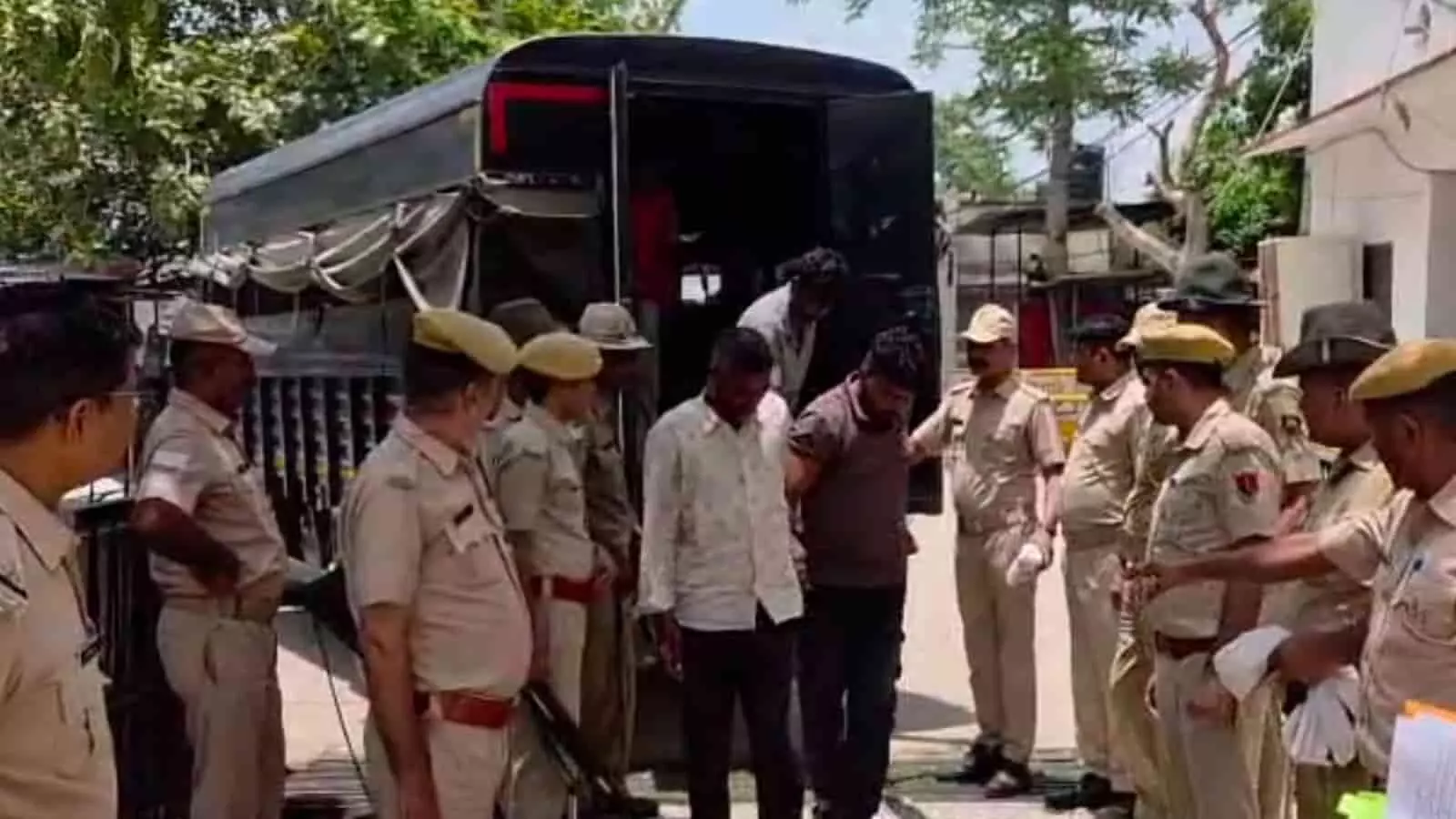 तस्वीर में पुलिसकर्मी क्रूड ऑयल पाइपलाइन चोरी के आरोपियों को वाहन के पास ले जाते दिख रहे हैं। तस्वीर में पुलिसकर्मी क्रूड ऑयल पाइपलाइन चोरी के आरोपियों को वाहन के पास ले जाते दिख रहे हैं।