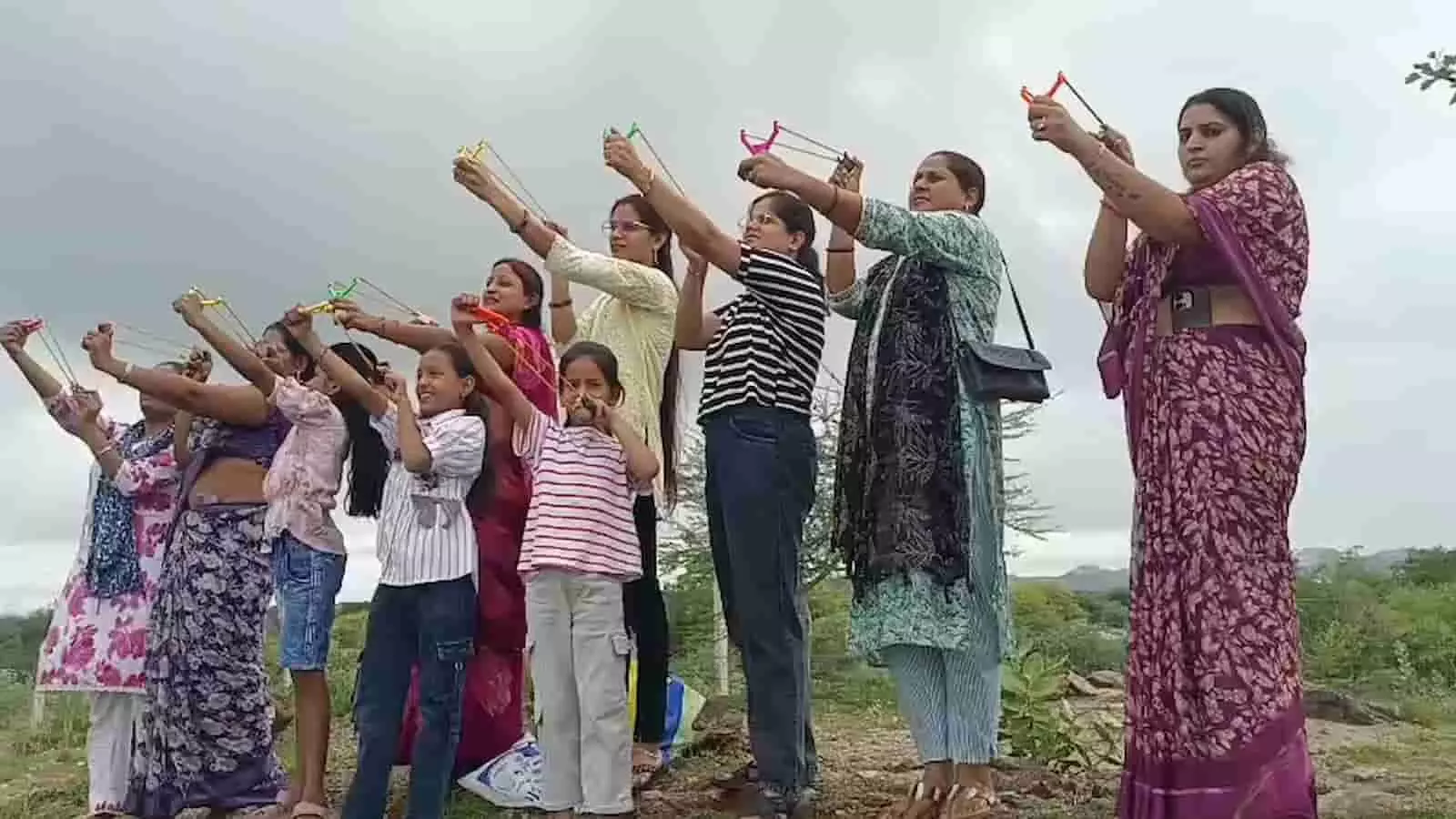 केलवा में युवतियों और बालिकाओं द्वारा गुलेल से सीड बॉल फेंकने का अभियान। केलवा में युवतियों और बालिकाओं द्वारा गुलेल से सीड बॉल फेंकने का अभियान।