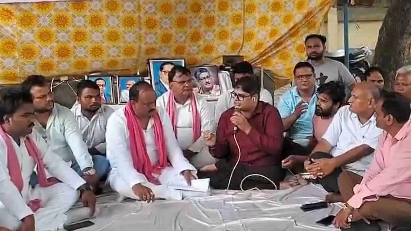 तस्वीर में सांसद देवेश शाक्य एटा में कार्यकर्ताओं के बीच बैठकर बात कर रहे हैं। तस्वीर में सांसद देवेश शाक्य एटा में कार्यकर्ताओं के बीच बैठकर बात कर रहे हैं।