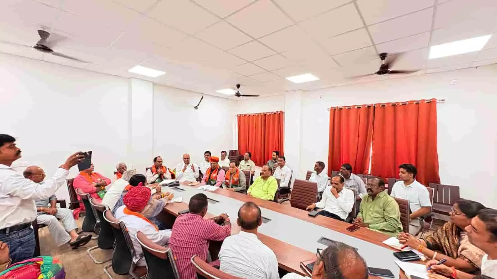तस्वीर में उदयपुर भाजपा कार्यालय के सभागार में बैठक के दौरान बैठे हुए नेता और कार्यकर्ता। तस्वीर में उदयपुर भाजपा कार्यालय के सभागार में बैठक के दौरान बैठे हुए नेता और कार्यकर्ता।