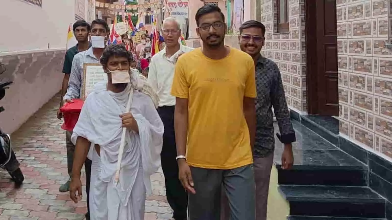 खेरोदा में जैन श्रावक संघ के धार्मिक आयोजन के दौरान चलते हुए मुनि महाराज और श्रद्धालुगण। खेरोदा में जैन श्रावक संघ के धार्मिक आयोजन के दौरान चलते हुए मुनि महाराज और श्रद्धालुगण।