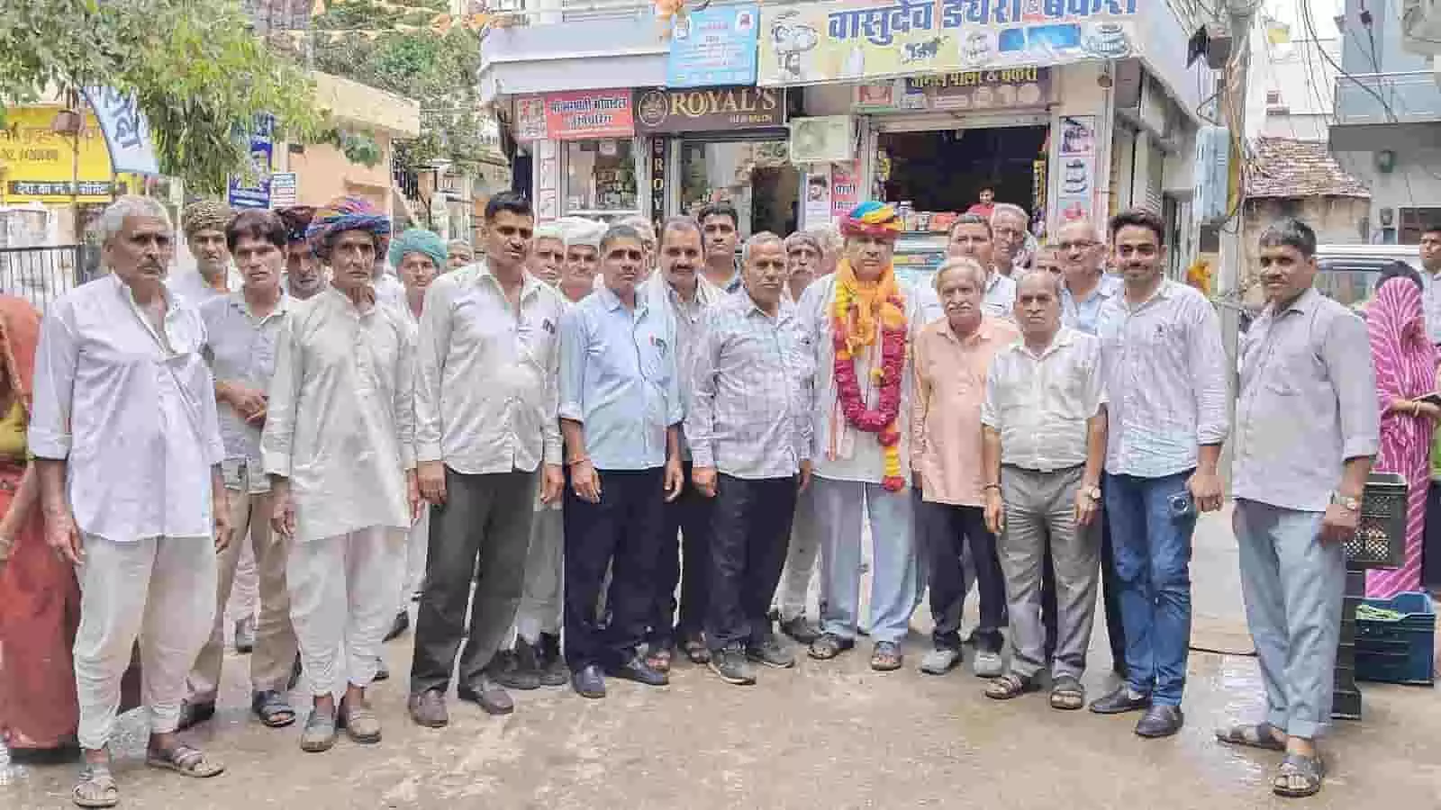 वीर तेजा समाज के नवनिर्वाचित अध्यक्ष लालचंद जाट और अन्य सदस्य खेरोदा में खड़े हैं। वीर तेजा समाज के नवनिर्वाचित अध्यक्ष लालचंद जाट और अन्य सदस्य खेरोदा में खड़े हैं।