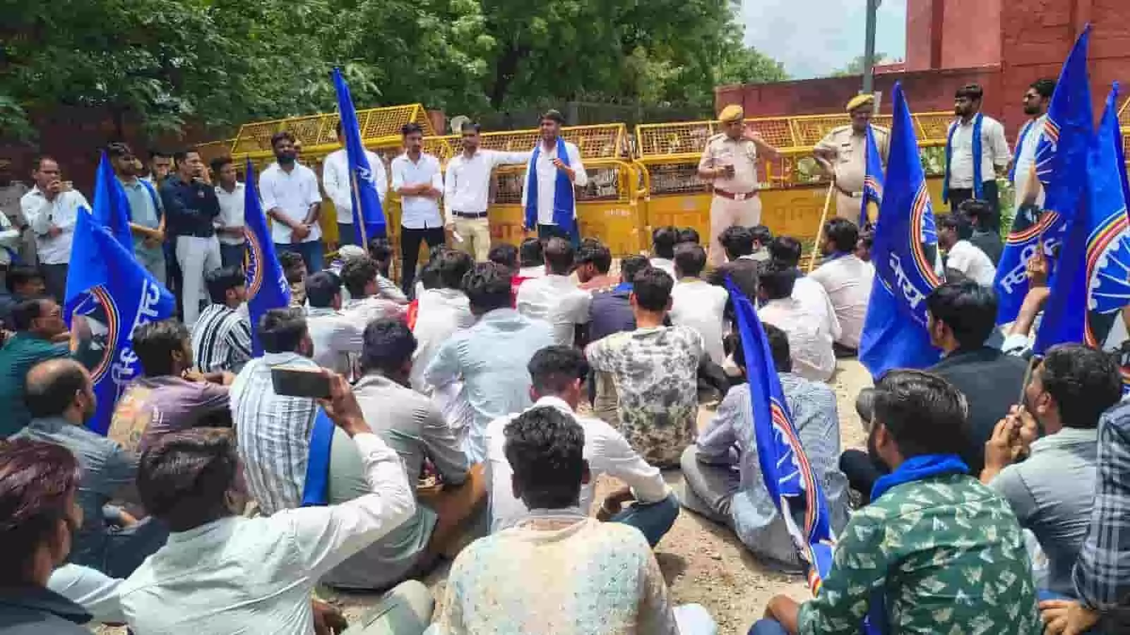 तस्वीर में बारां में प्रदर्शन के दौरान बैठे कार्यकर्ता और पुलिसकर्मी दिख रहे हैं। तस्वीर में बारां में प्रदर्शन के दौरान बैठे कार्यकर्ता और पुलिसकर्मी दिख रहे हैं।