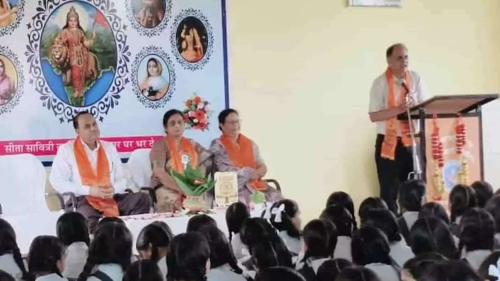 तस्वीर में छबड़ा के विद्यालय में मंच पर बैठे अतिथि और सामने बैठी छात्राएं दिख रही हैं। तस्वीर में छबड़ा के विद्यालय में मंच पर बैठे अतिथि और सामने बैठी छात्राएं दिख रही हैं।