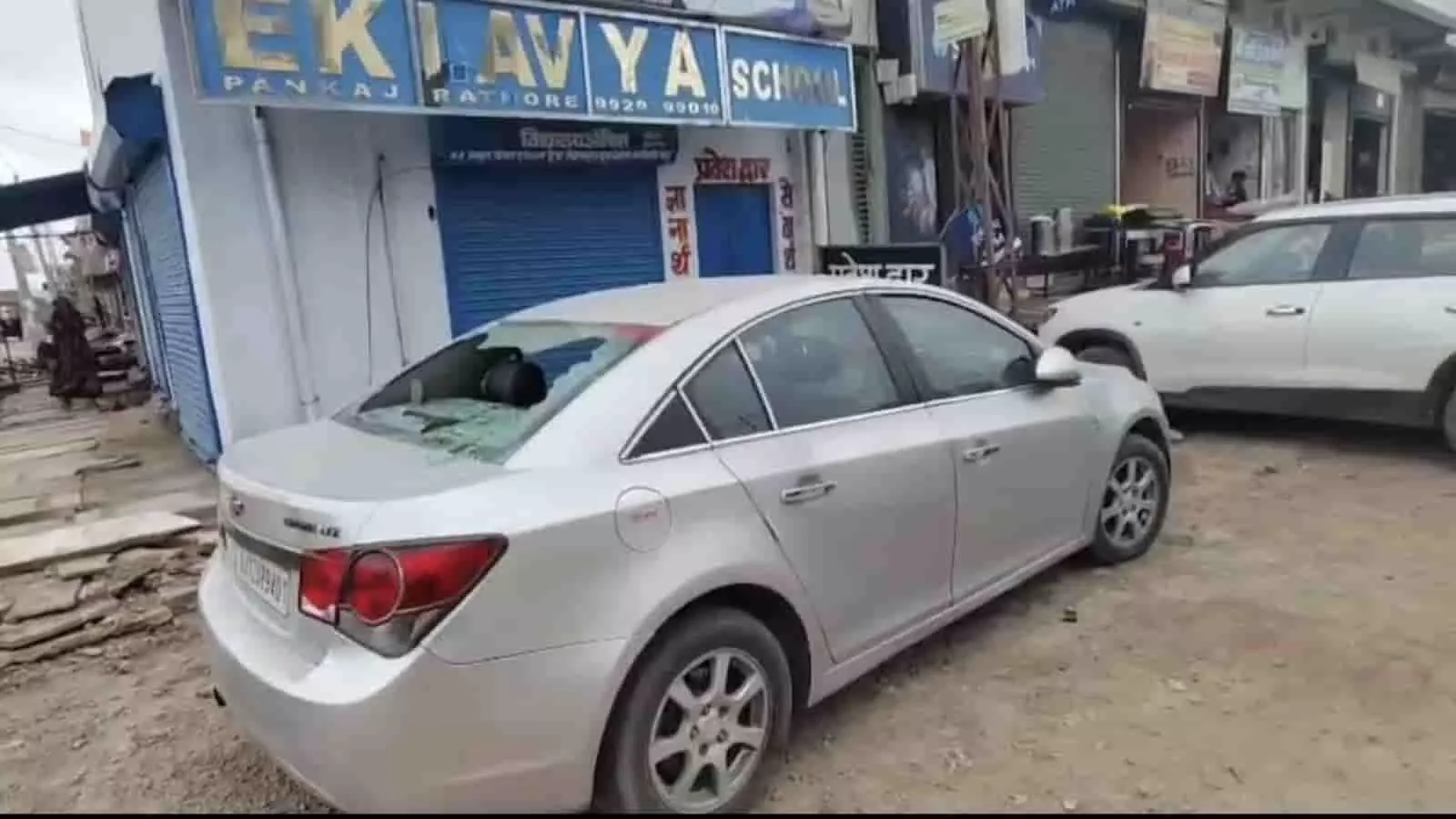 तस्वीर में बारां शहर में कार्यालय के सामने खड़ी सिल्वर रंग की कार का टूटा हुआ पिछला शीशा दिख रहा है। तस्वीर में बारां शहर में कार्यालय के सामने खड़ी सिल्वर रंग की कार का टूटा हुआ पिछला शीशा दिख रहा है।