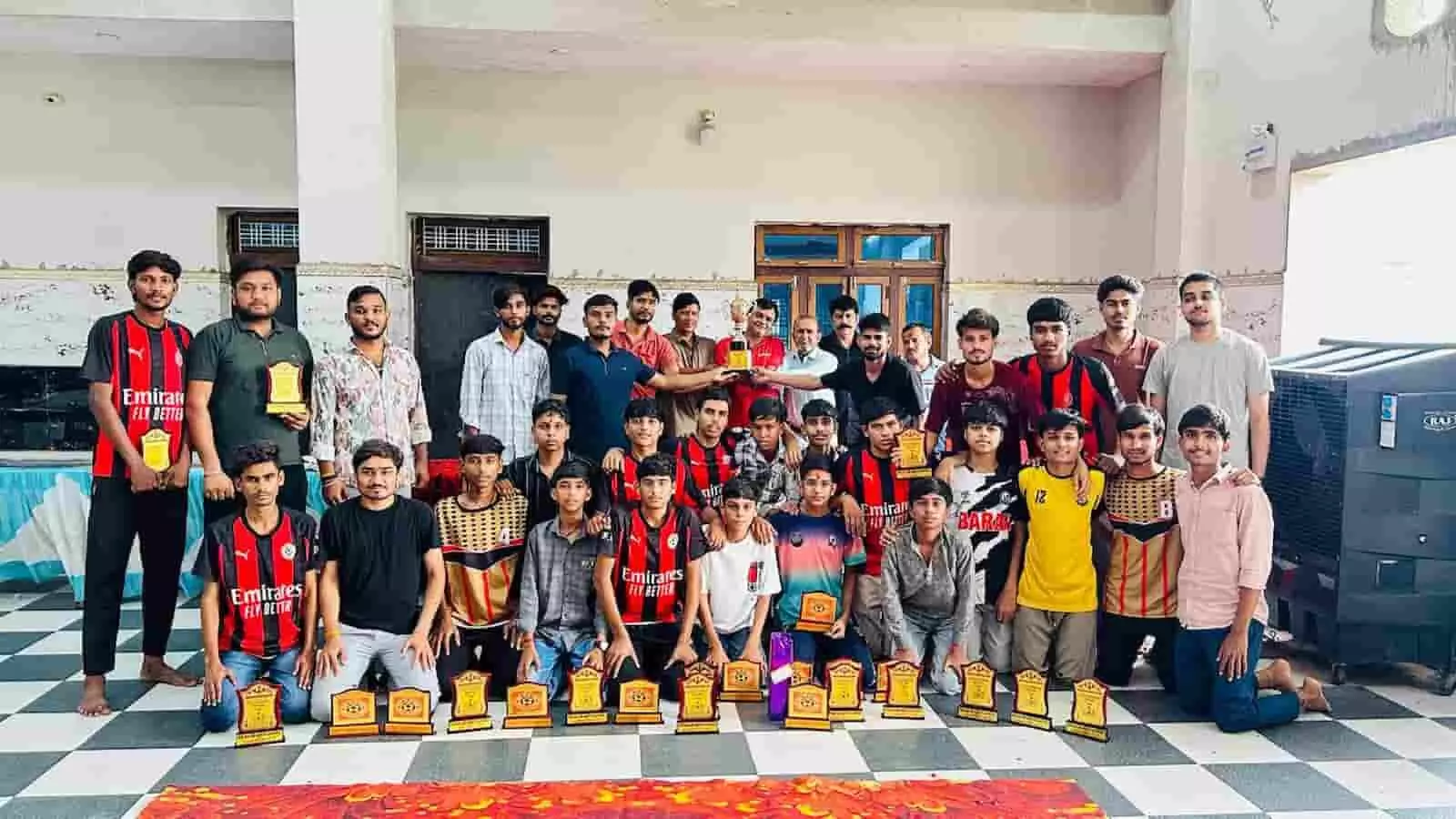 अटरू में अन्नपूर्णा फुटबॉल क्लब के खिलाड़ी और पदाधिकारी मैरिज गार्डन में ट्रॉफी के साथ खड़े हैं। अटरू में अन्नपूर्णा फुटबॉल क्लब के खिलाड़ी और पदाधिकारी मैरिज गार्डन में ट्रॉफी के साथ खड़े हैं।