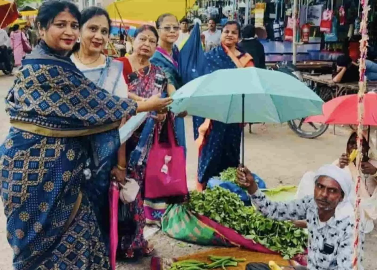 तस्वीर में महिलाएं बारां की सब्जी मंडी में एक जरूरतमंद कामगार को छाता दे रही हैं. तस्वीर में महिलाएं बारां की सब्जी मंडी में एक जरूरतमंद कामगार को छाता दे रही हैं.