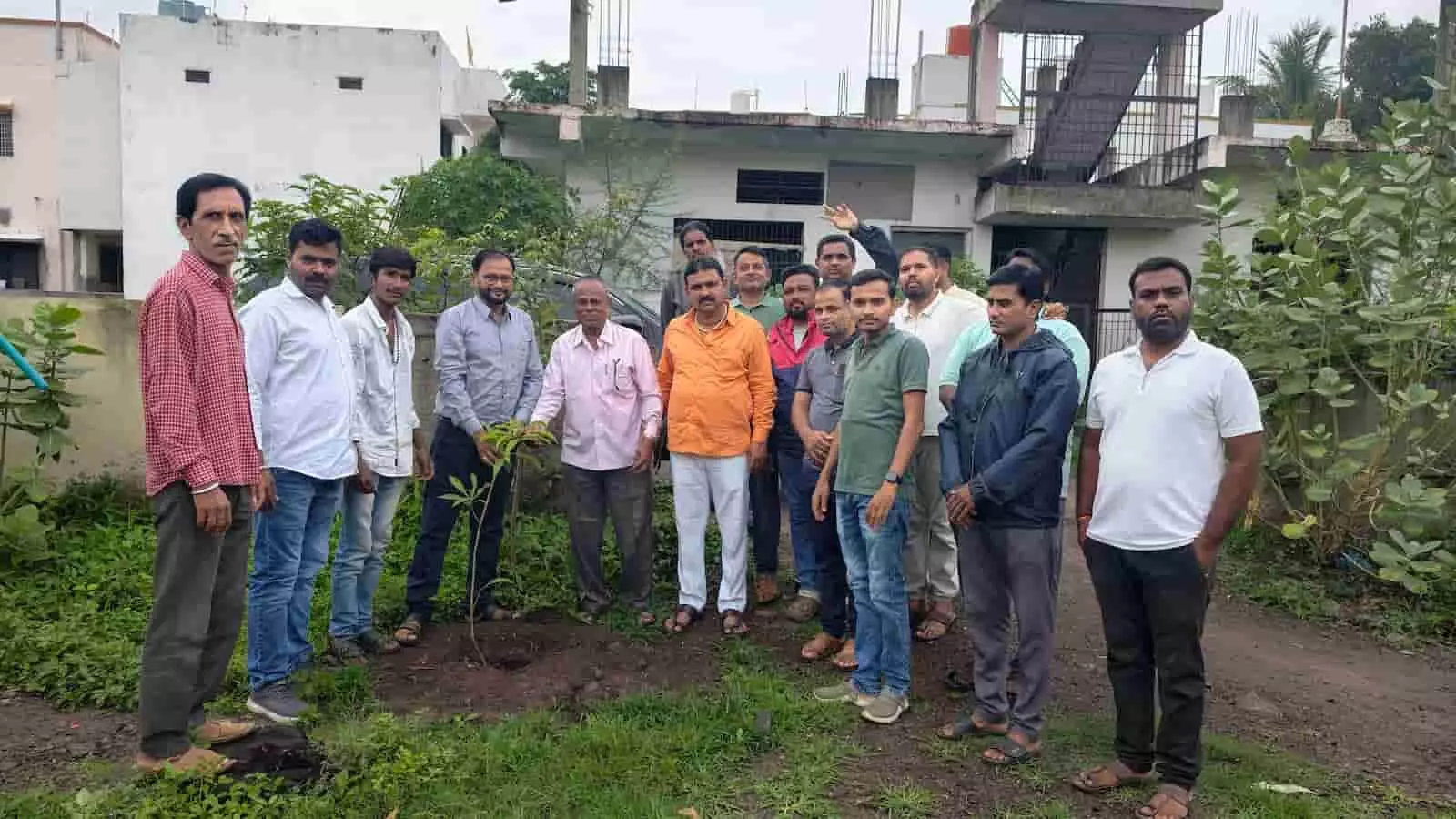 इन्कम टैक्स कॉलोनी के महादेव मंदिर परिसर में वृक्षारोपण करते नगरसेवक और स्थानीय नागरिक।