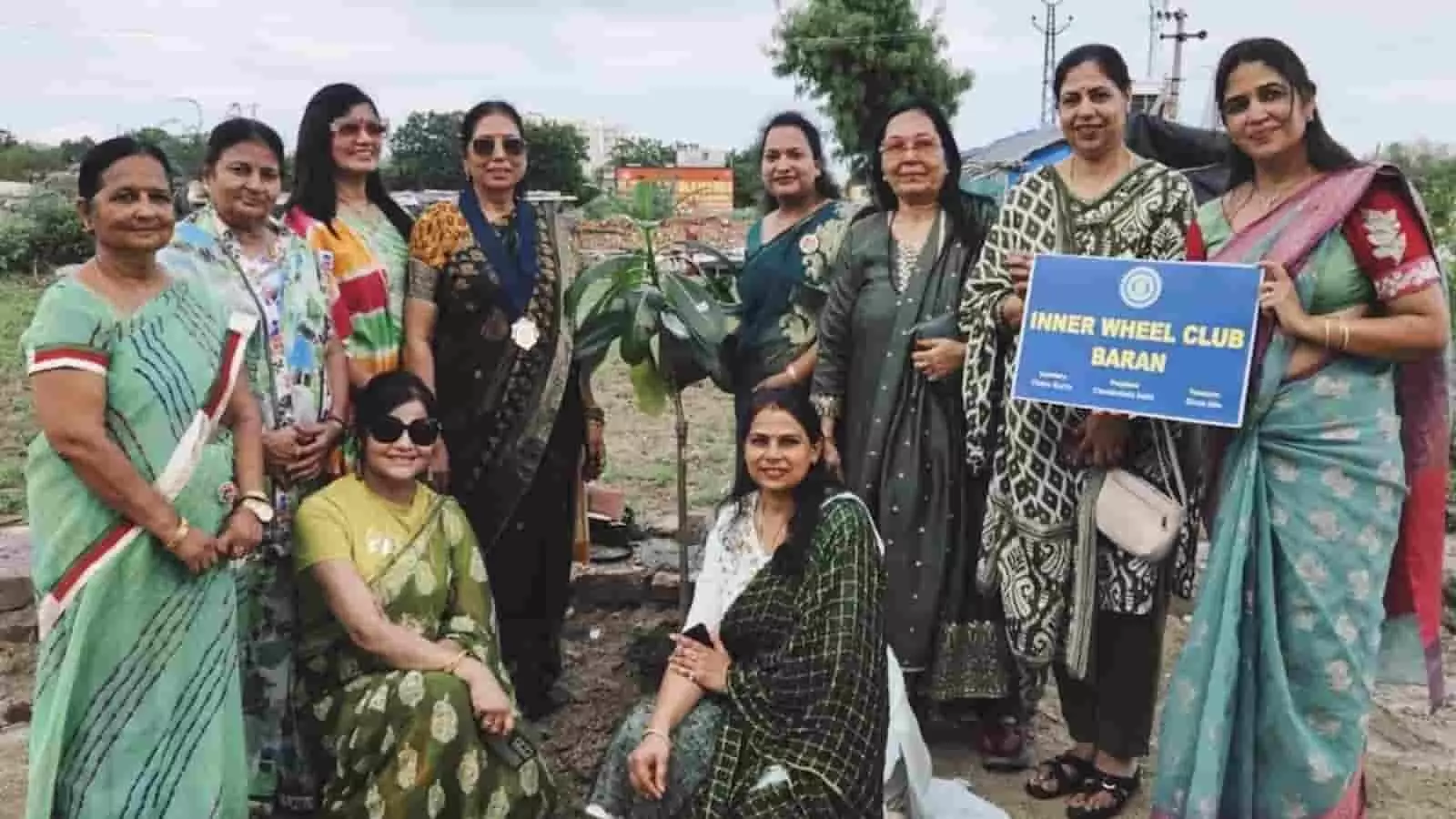 तस्वीर में इनर व्हील क्लब बारां की सदस्याएं पौधे के पास खड़े होकर बैनर के साथ नजर आ रही हैं। तस्वीर में इनर व्हील क्लब बारां की सदस्याएं पौधे के पास खड़े होकर बैनर के साथ नजर आ रही हैं।