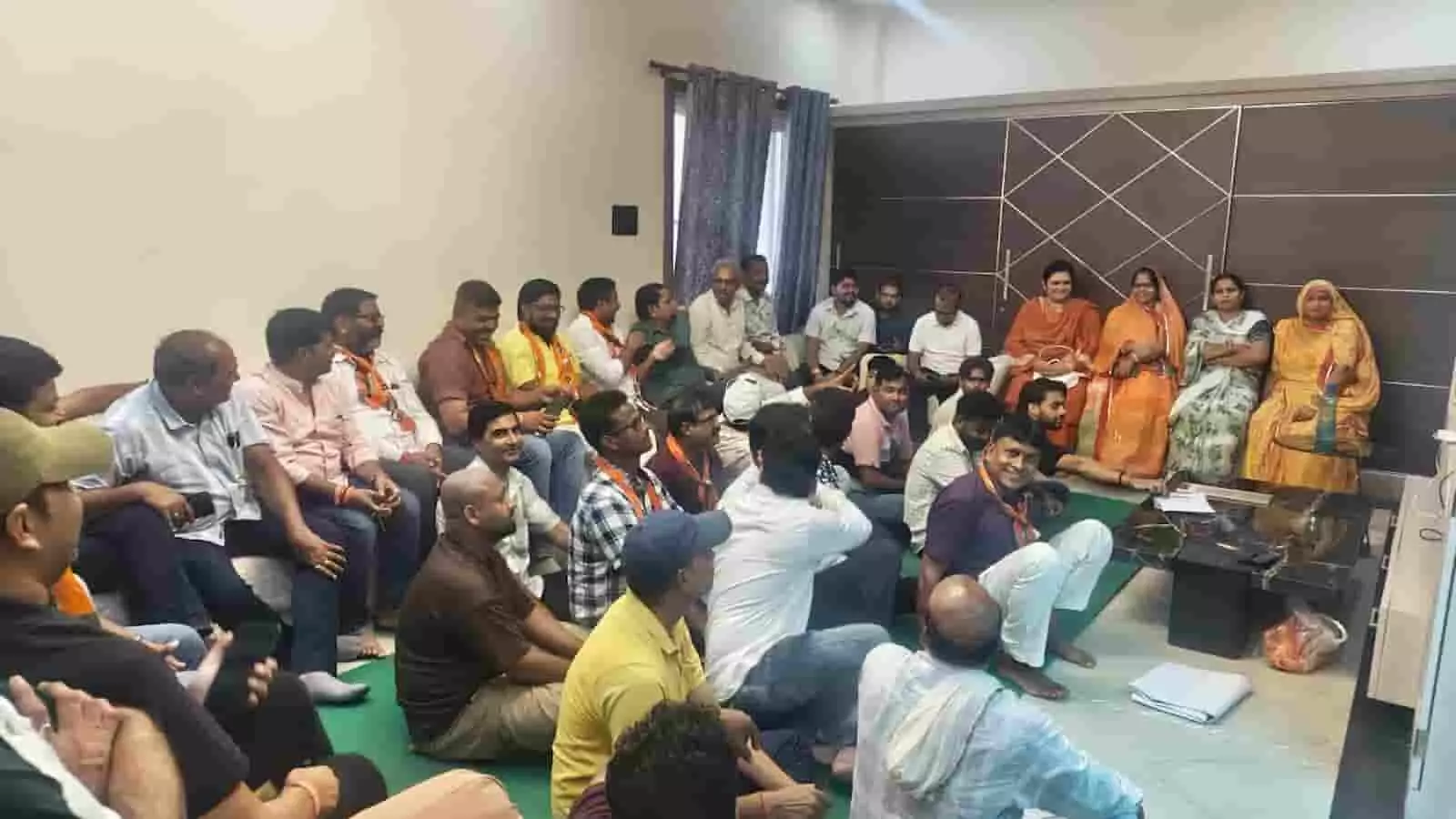 तस्वीर में बारां में एक कमरे के अंदर बैठकर मन की बात कार्यक्रम सुनते भाजपा कार्यकर्ता दिख रहे हैं। तस्वीर में बारां में एक कमरे के अंदर बैठकर मन की बात कार्यक्रम सुनते भाजपा कार्यकर्ता दिख रहे हैं।