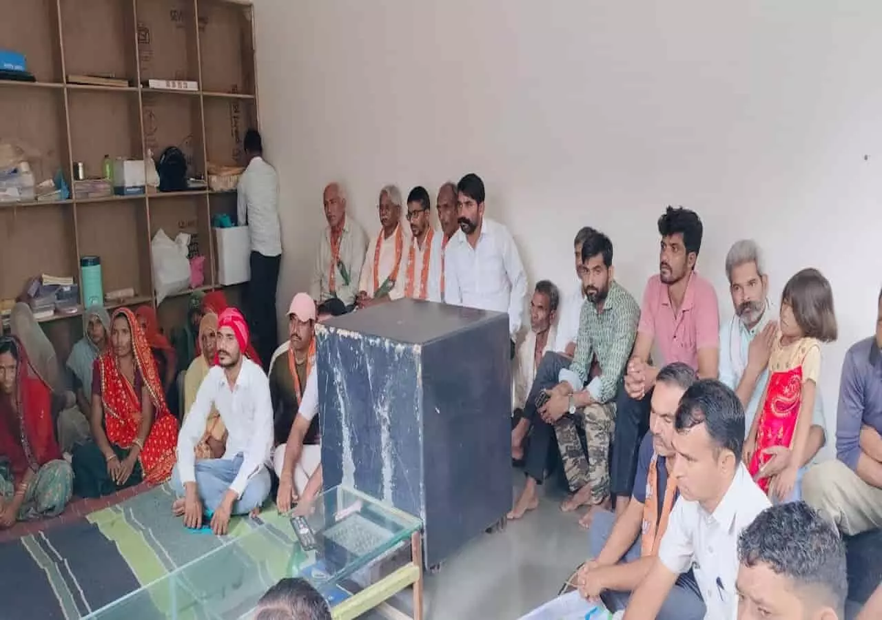 तस्वीर में पानरवा बूथ पर मन की बात कार्यक्रम के दौरान बैठे कैबिनेट मंत्री बाबूलाल खराड़ी और ग्रामीण। तस्वीर में पानरवा बूथ पर मन की बात कार्यक्रम के दौरान बैठे कैबिनेट मंत्री बाबूलाल खराड़ी और ग्रामीण।