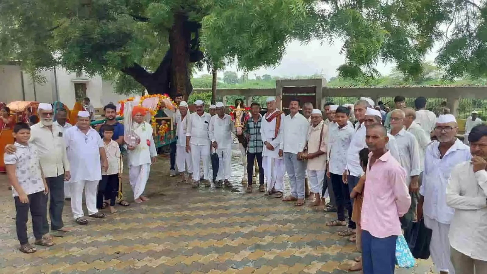 तस्वीर में पारंपरिक वेशभूषा में पायी पालखी दिंडी सोहळा के दौरान एकत्रित श्रद्धालु शिरपुर में दिखाई दे रहे हैं।