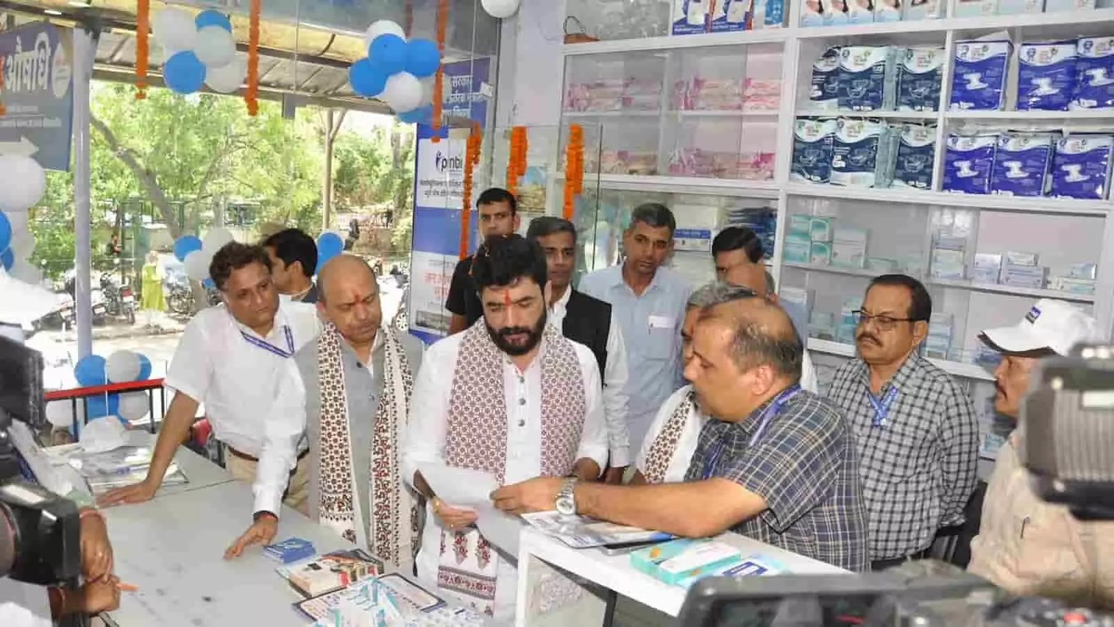 एसएमएस अस्पताल के चरक भवन में नए जन औषधि केंद्र का निरीक्षण करते अतिथिगण। एसएमएस अस्पताल के चरक भवन में नए जन औषधि केंद्र का निरीक्षण करते अतिथिगण।
