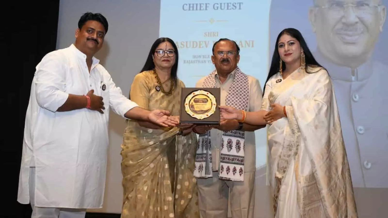 तस्वीर में जयपुर में आयोजित स्वराज सम्मान समारोह के दौरान विधानसभा अध्यक्ष वासुदेव देवनानी पुरस्कार देते हुए दिख रहे हैं।