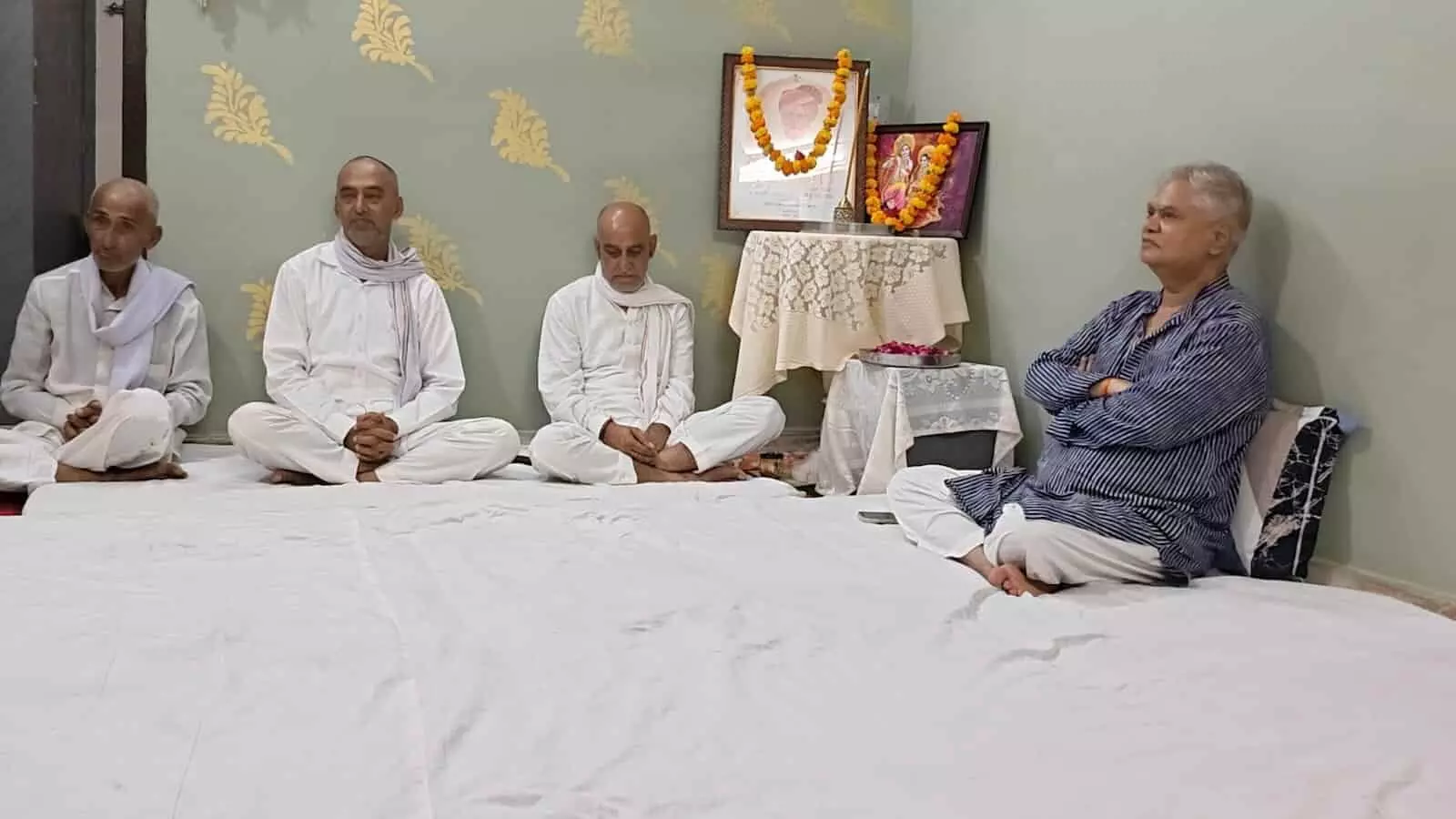 तस्वीर में श्रद्धांजलि सभा के दौरान सफेद चादर पर बैठे मुख्य चुनाव आयुक्त राजेश्वर सिंह व अन्य लोग दिख रहे हैं। तस्वीर में श्रद्धांजलि सभा के दौरान सफेद चादर पर बैठे मुख्य चुनाव आयुक्त राजेश्वर सिंह व अन्य लोग दिख रहे हैं।