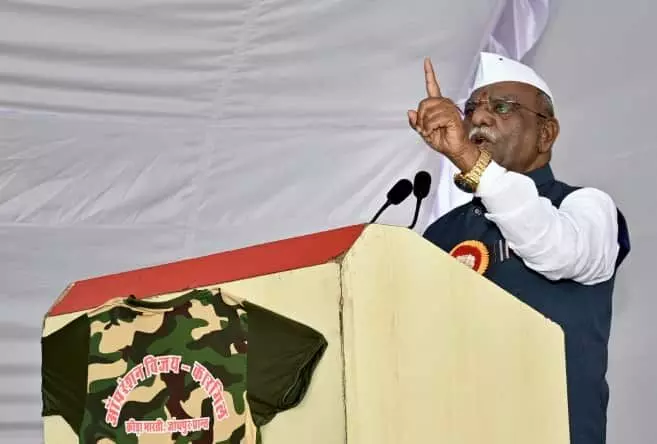 तस्वीर में राज्यपाल हरिभाऊ बागडे जोधपुर में कारगिल विजय दिवस कार्यक्रम को संबोधित कर रहे हैं।
