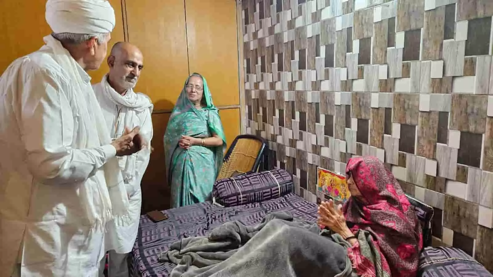 माउंट आबू में कमरे में खड़े सांसद लुंबाराम चौधरी और सुनील आचार्य शोकाकुल महिला से हाथ जोड़कर बातचीत करते हुए। माउंट आबू में कमरे में खड़े सांसद लुंबाराम चौधरी और सुनील आचार्य शोकाकुल महिला से हाथ जोड़कर बातचीत करते हुए।