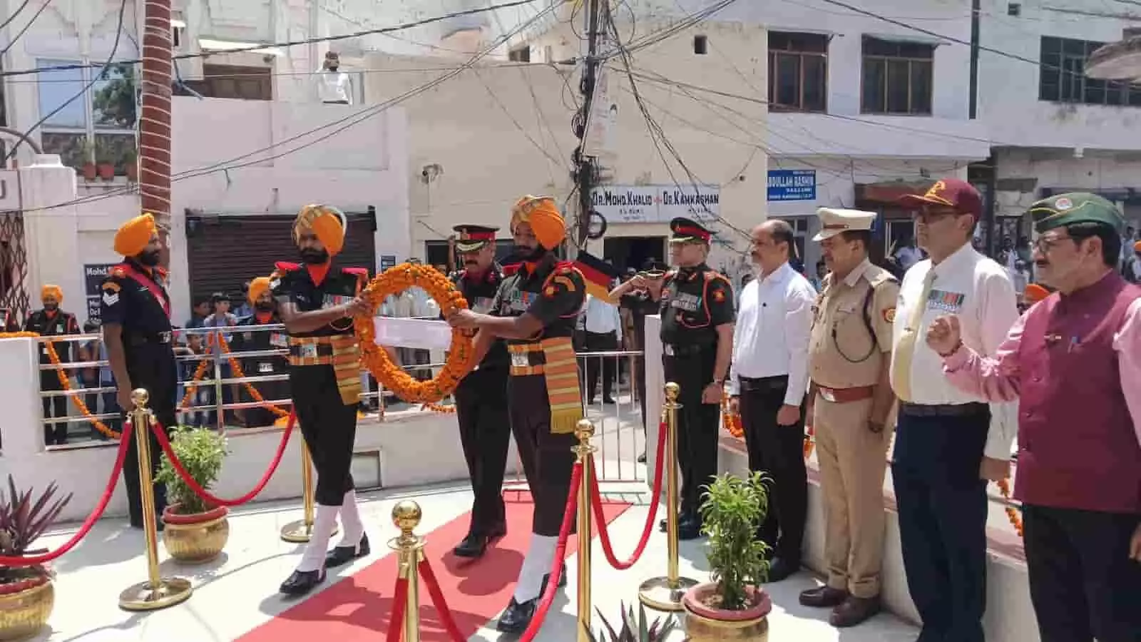तस्वीर में कन्नौज में कारगिल विजय दिवस पर अमर जवान ज्योति पर पुष्पचक्र अर्पित करते सेना के जवान। तस्वीर में कन्नौज में कारगिल विजय दिवस पर अमर जवान ज्योति पर पुष्पचक्र अर्पित करते सेना के जवान।