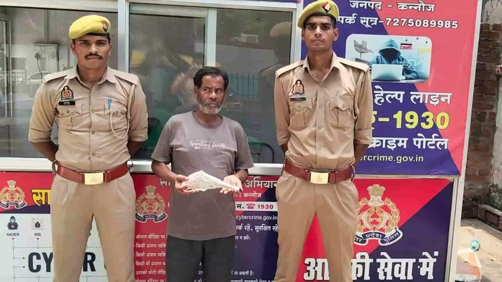 तस्वीर में पुलिस अभिरक्षा में खड़ा इनामी गैंगस्टर आरोपी पुलिस स्टेशन परिसर में दिखाई दे रहा है। तस्वीर में पुलिस अभिरक्षा में खड़ा इनामी गैंगस्टर आरोपी पुलिस स्टेशन परिसर में दिखाई दे रहा है।