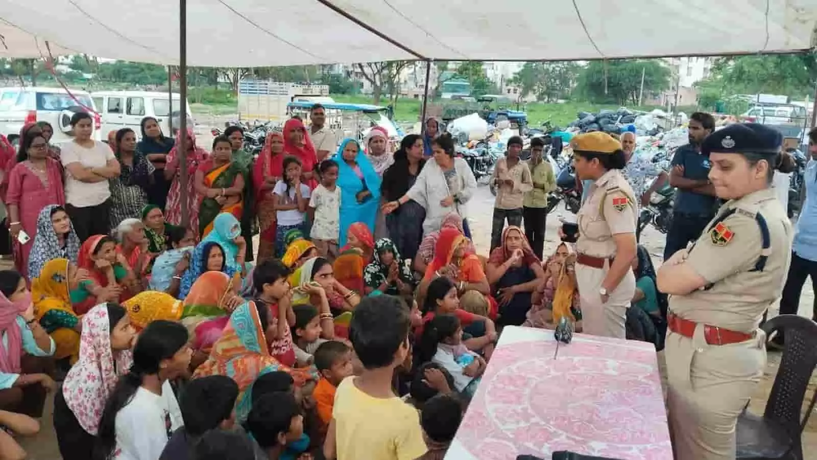 महिला पुलिस अधिकारियों द्वारा कच्ची बस्ती में महिलाओं और बच्चों को सुरक्षा और जागरूकता की जानकारी दी जा रही है।