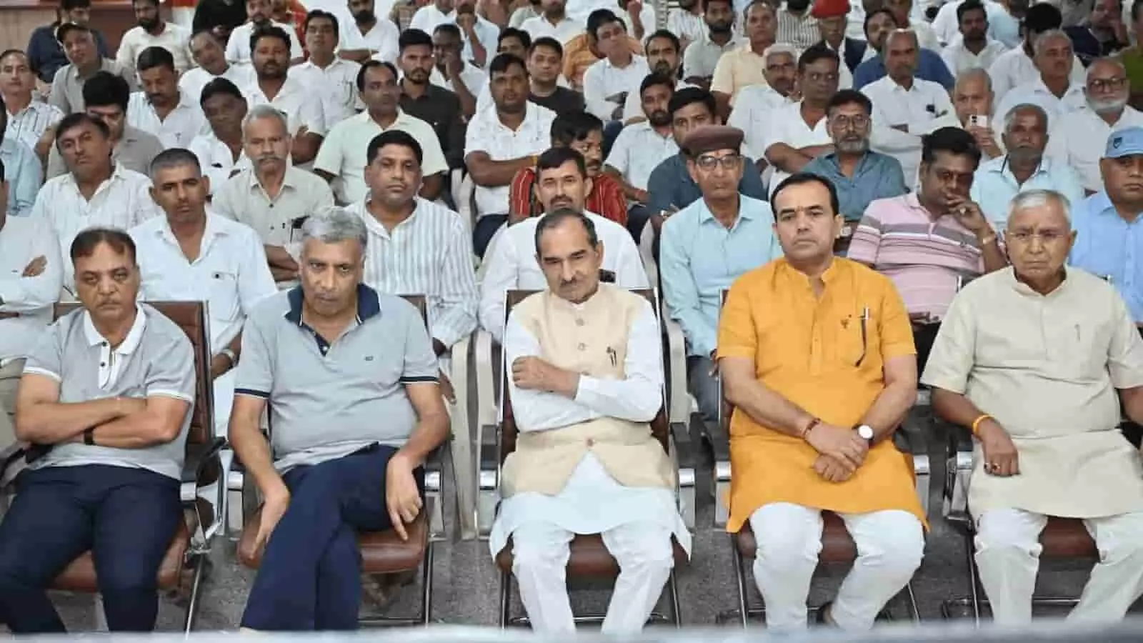 तस्वीर में भाजपा प्रदेशाध्यक्ष मदन राठौड़ पाली कार्यालय में कार्यकर्ताओं के साथ मन की बात सुनते दिख रहे हैं।