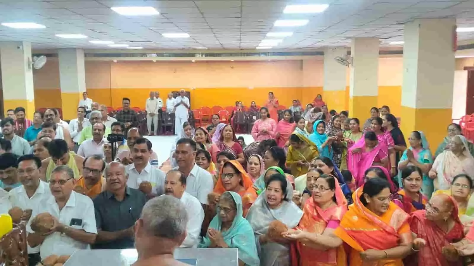 कोटा के नसियां जी में सिद्धचक्र महामंडल विधान के दौरान अनुष्ठान में भाग लेते श्रद्धालु। कोटा के नसियां जी में सिद्धचक्र महामंडल विधान के दौरान अनुष्ठान में भाग लेते श्रद्धालु।