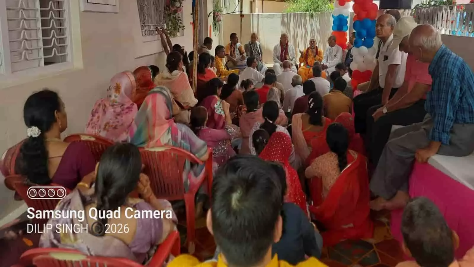 तस्वीर में ब्यावर के इस्कॉन केंद्र के शुभारंभ पर बैठे श्रद्धालु और संतजन दिखाई दे रहे हैं। तस्वीर में ब्यावर के इस्कॉन केंद्र के शुभारंभ पर बैठे श्रद्धालु और संतजन दिखाई दे रहे हैं।