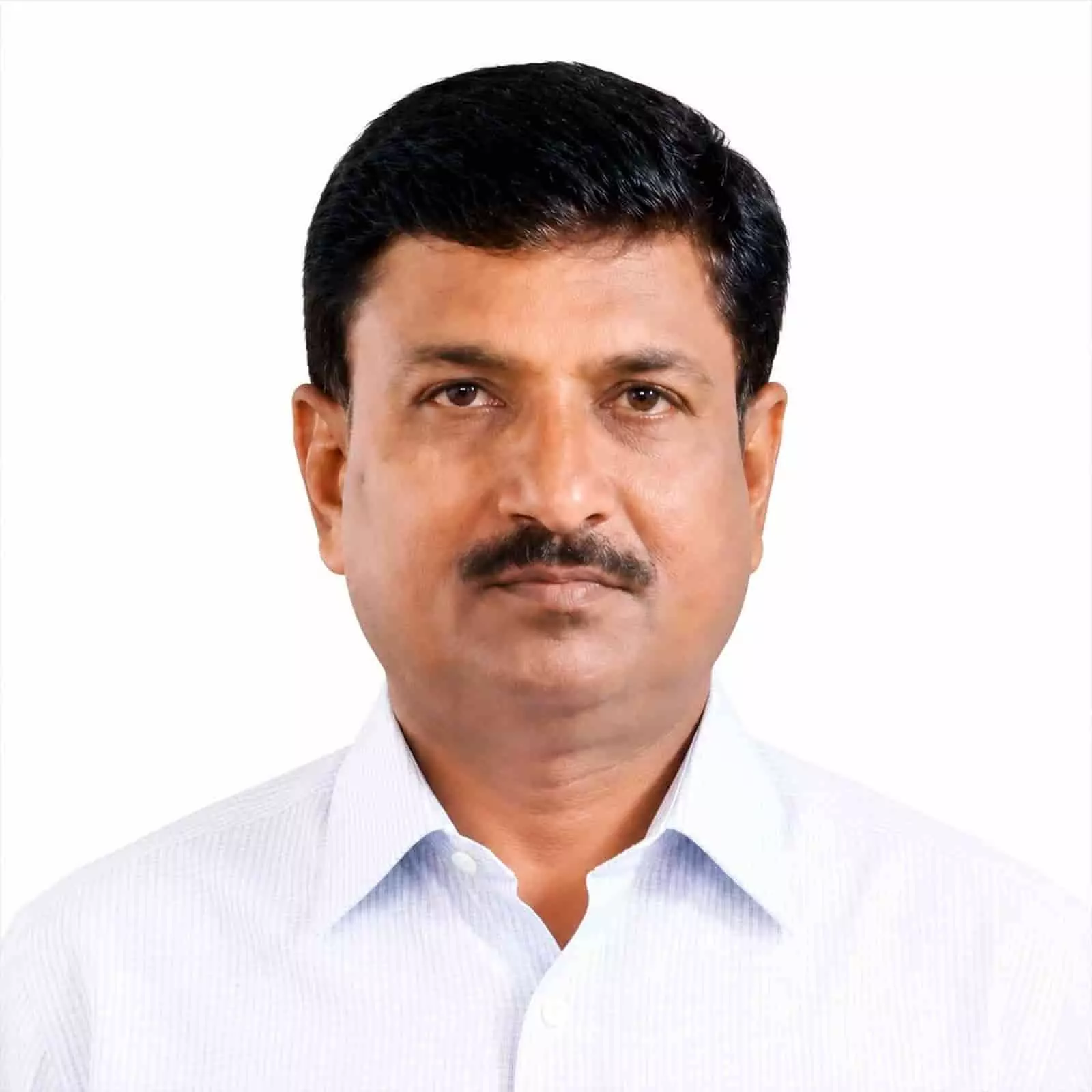 सफेद पृष्ठभूमि पर हल्की नीली शर्ट पहने पवन विश्वासराव भाकरे का चित्र। सफेद पृष्ठभूमि पर हल्की नीली शर्ट पहने पवन विश्वासराव भाकरे का चित्र।