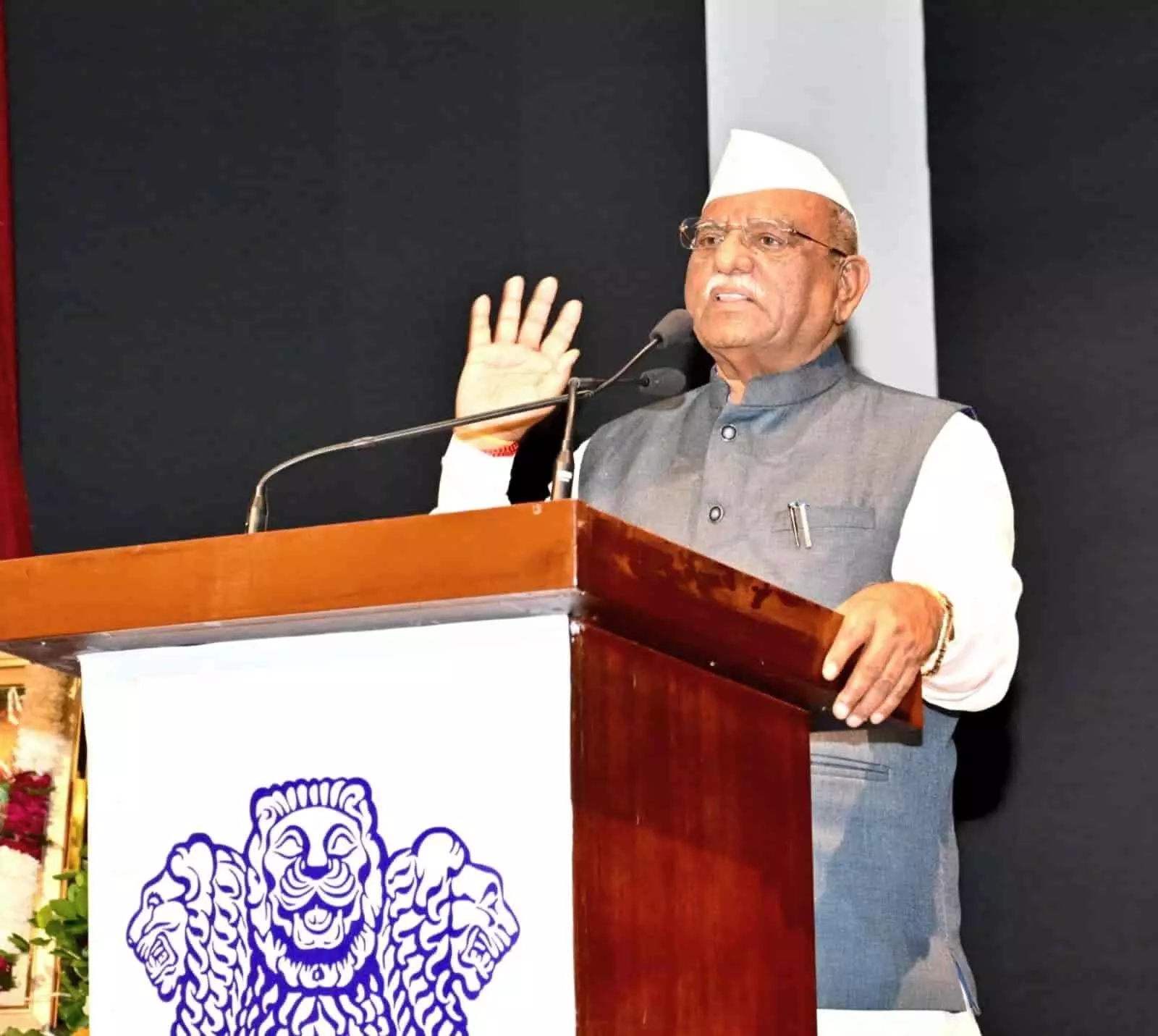 तस्वीर में राज्यपाल श्री हरिभाऊ बागडे पोडियम पर खड़े होकर मंच को संबोधित कर रहे हैं। तस्वीर में राज्यपाल श्री हरिभाऊ बागडे पोडियम पर खड़े होकर मंच को संबोधित कर रहे हैं।