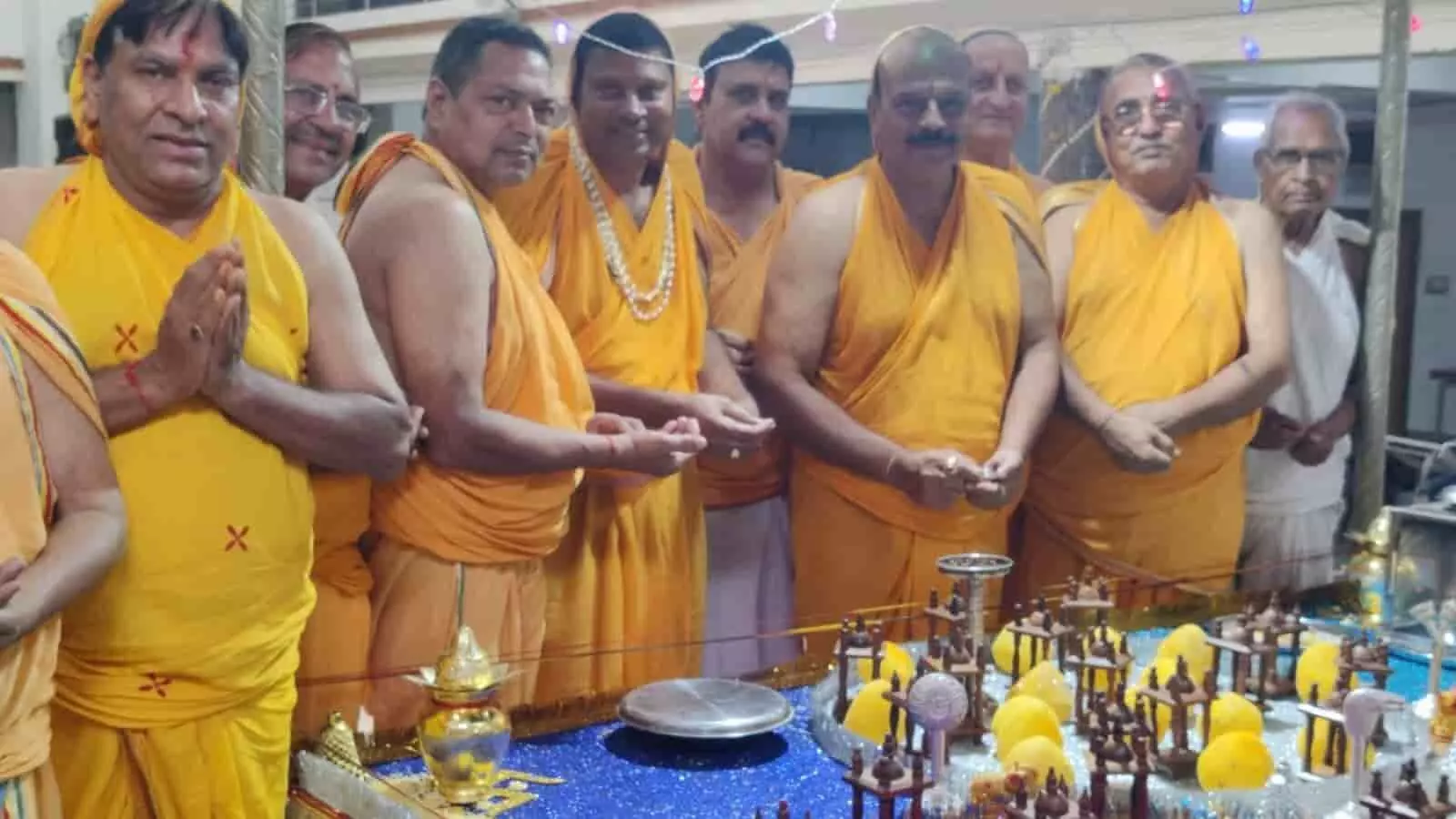 तस्वीर में कोटा के जैन मंदिर में नंदीश्वर दीप विधान अनुष्ठान के दौरान श्रद्धालु नजर आ रहे हैं। तस्वीर में कोटा के जैन मंदिर में नंदीश्वर दीप विधान अनुष्ठान के दौरान श्रद्धालु नजर आ रहे हैं।