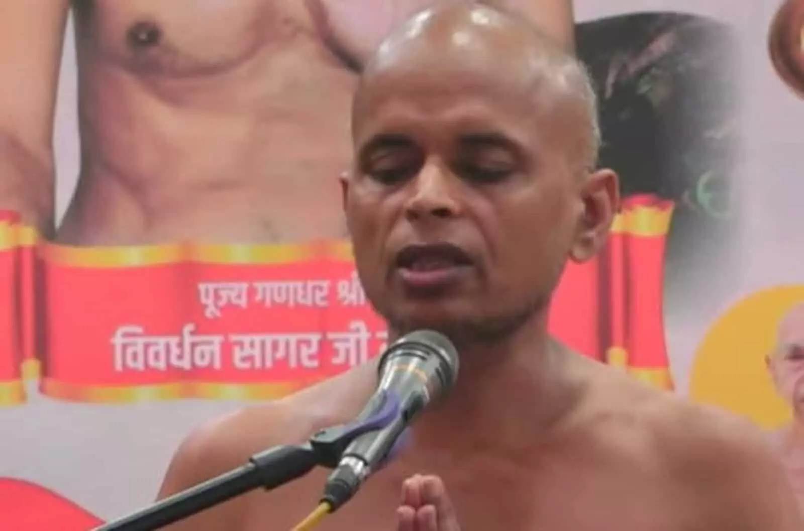 तस्वीर में गणधर मुनि श्री विवर्धनसागर जी महाराज कोटा के मंदिर में प्रवचन देते दिख रहे हैं। तस्वीर में गणधर मुनि श्री विवर्धनसागर जी महाराज कोटा के मंदिर में प्रवचन देते दिख रहे हैं।