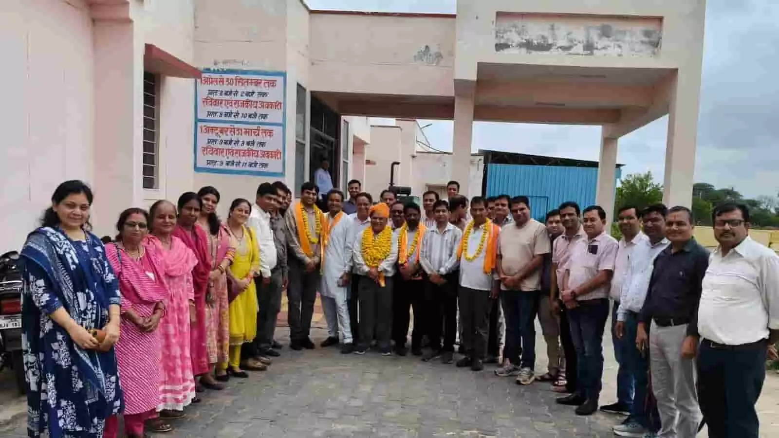 तस्वीर में भीलवाड़ा अस्पताल परिसर के बाहर माला पहने नव-निर्वाचित आयुर्वेद चिकित्साधिकारी समूह में खड़े हैं। तस्वीर में भीलवाड़ा अस्पताल परिसर के बाहर माला पहने नव-निर्वाचित आयुर्वेद चिकित्साधिकारी समूह में खड़े हैं।