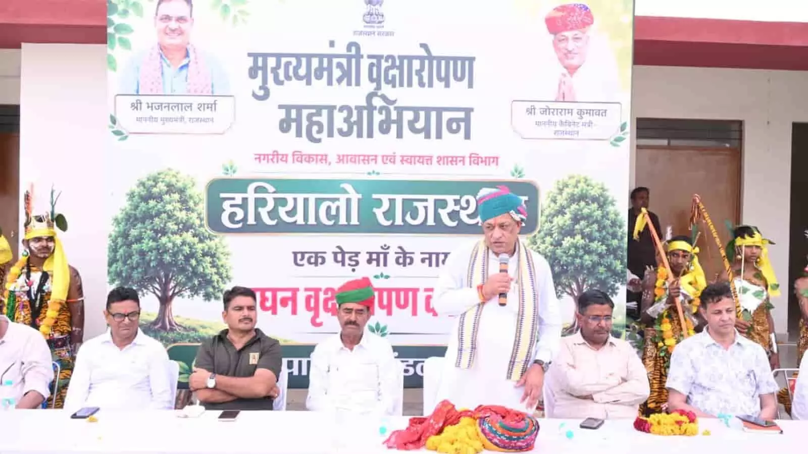 केबिनेट मंत्री जोराराम कुमावत सुमेरपुर में वृक्षारोपण महाअभियान कार्यक्रम को संबोधित कर रहे हैं। केबिनेट मंत्री जोराराम कुमावत सुमेरपुर में वृक्षारोपण महाअभियान कार्यक्रम को संबोधित कर रहे हैं।