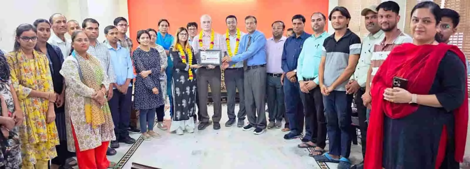 कोटा के सुवि नेत्र चिकित्सालय में फेलोशिप पूर्ण होने पर प्रमाण पत्र के साथ डॉ. प्रिया कपिला और अन्य चिकित्सक। कोटा के सुवि नेत्र चिकित्सालय में फेलोशिप पूर्ण होने पर प्रमाण पत्र के साथ डॉ. प्रिया कपिला और अन्य चिकित्सक।