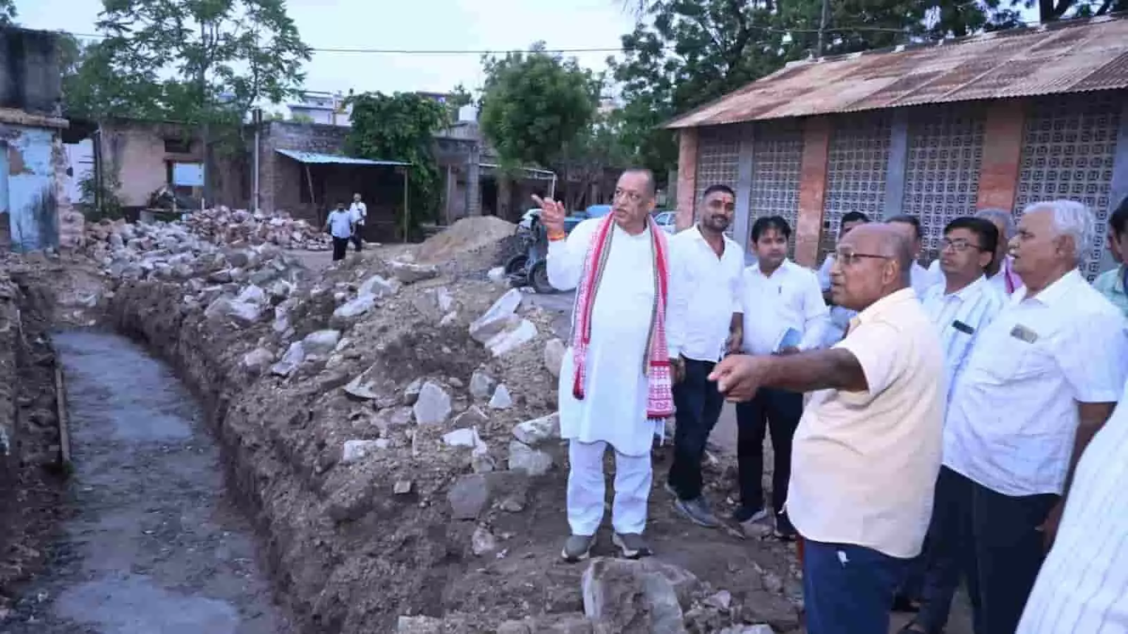 पाली में निर्माण कार्यों का निरीक्षण करते कैबिनेट मंत्री जोराराम कुमावत और अधिकारी। पाली में निर्माण कार्यों का निरीक्षण करते कैबिनेट मंत्री जोराराम कुमावत और अधिकारी।