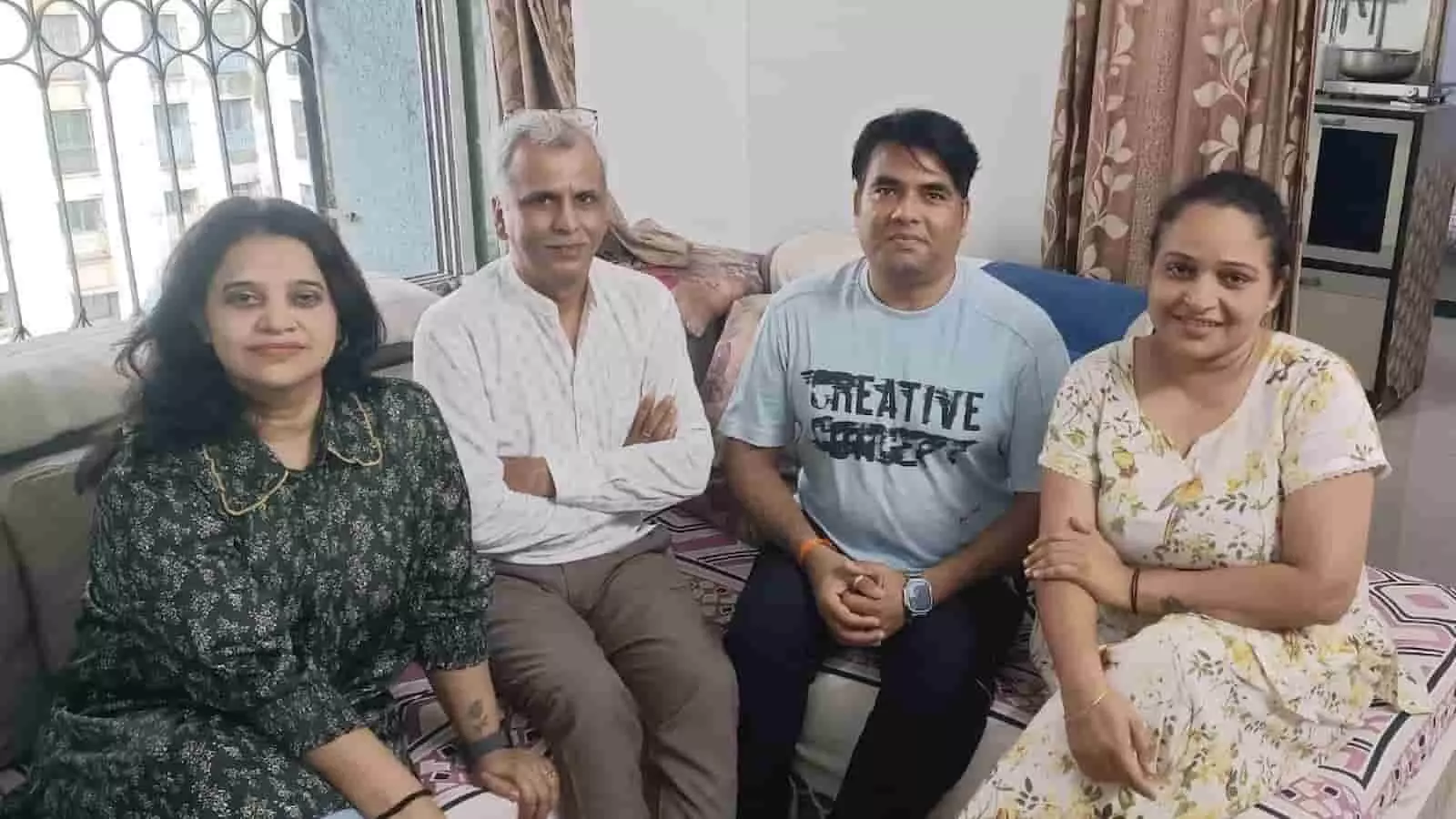 तस्वीर में मुंबई में एक बैठक के दौरान सोफे पर बैठे प्रतिनिधि नजर आ रहे हैं। तस्वीर में मुंबई में एक बैठक के दौरान सोफे पर बैठे प्रतिनिधि नजर आ रहे हैं।