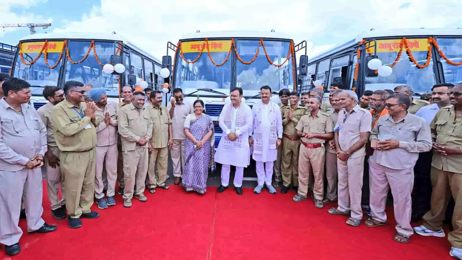 जयपुर के हीरापुरा बस टर्मिनल पर मुख्यमंत्री भजनलाल शर्मा नई बसों के सामने खड़े हैं। जयपुर के हीरापुरा बस टर्मिनल पर मुख्यमंत्री भजनलाल शर्मा नई बसों के सामने खड़े हैं।