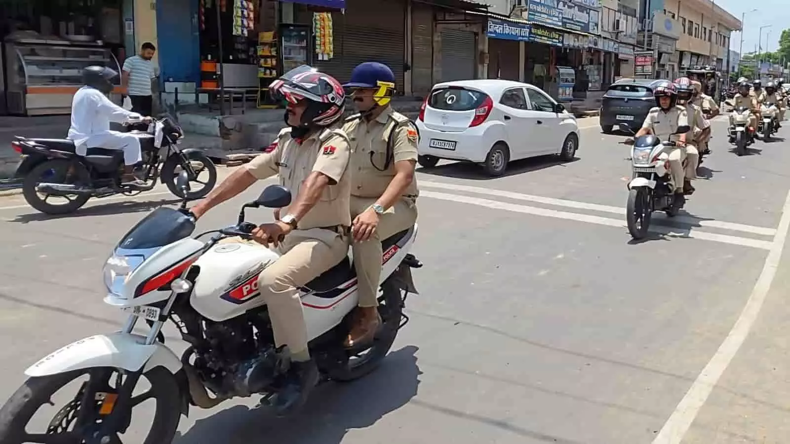 तस्वीर में पुलिस अधीक्षक बी. आदित्य अपनी टीम के साथ हनुमानगढ़ में मोटरसाइकिल पर गश्त करते दिख रहे हैं। तस्वीर में पुलिस अधीक्षक बी. आदित्य अपनी टीम के साथ हनुमानगढ़ में मोटरसाइकिल पर गश्त करते दिख रहे हैं।