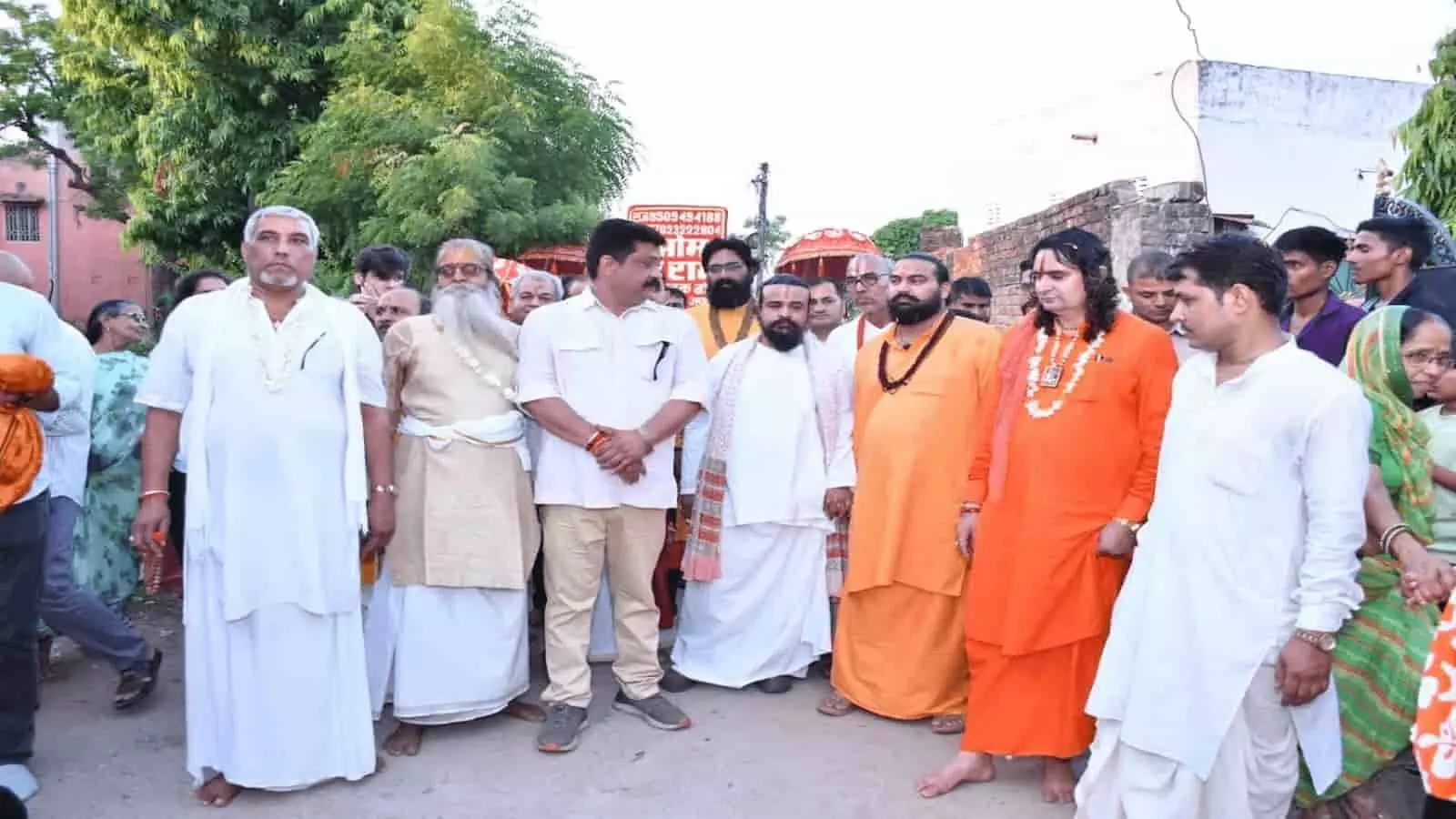 हाथोज धाम में गुरु पूर्णिमा महोत्सव के दौरान शोभायात्रा में शामिल स्वामी बालमुकुंदाचार्य और संतगण। हाथोज धाम में गुरु पूर्णिमा महोत्सव के दौरान शोभायात्रा में शामिल स्वामी बालमुकुंदाचार्य और संतगण।