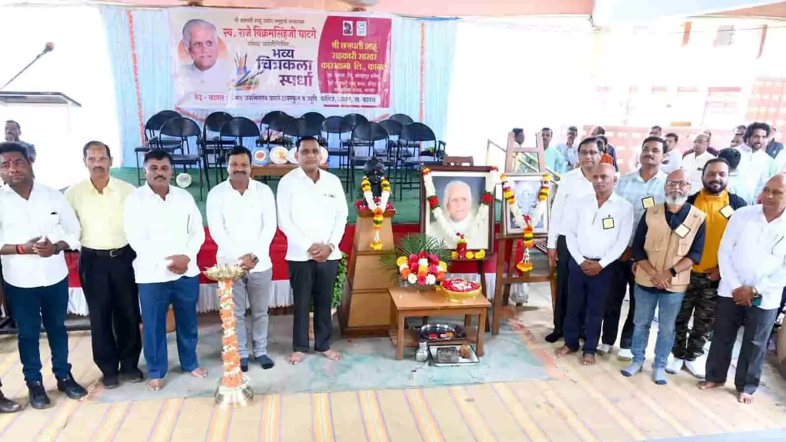 कागल के विद्यालय में चित्रकला प्रतियोगिता के उद्घाटन अवसर पर उपस्थित गणमान्य व्यक्ति।