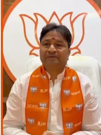 तस्वीर में बीजेपी महामंत्री भूपेंद्र सैनी पार्टी के प्रतीक चिह्न के सामने भगवा गमछा पहने हुए बैठे हैं। तस्वीर में बीजेपी महामंत्री भूपेंद्र सैनी पार्टी के प्रतीक चिह्न के सामने भगवा गमछा पहने हुए बैठे हैं।