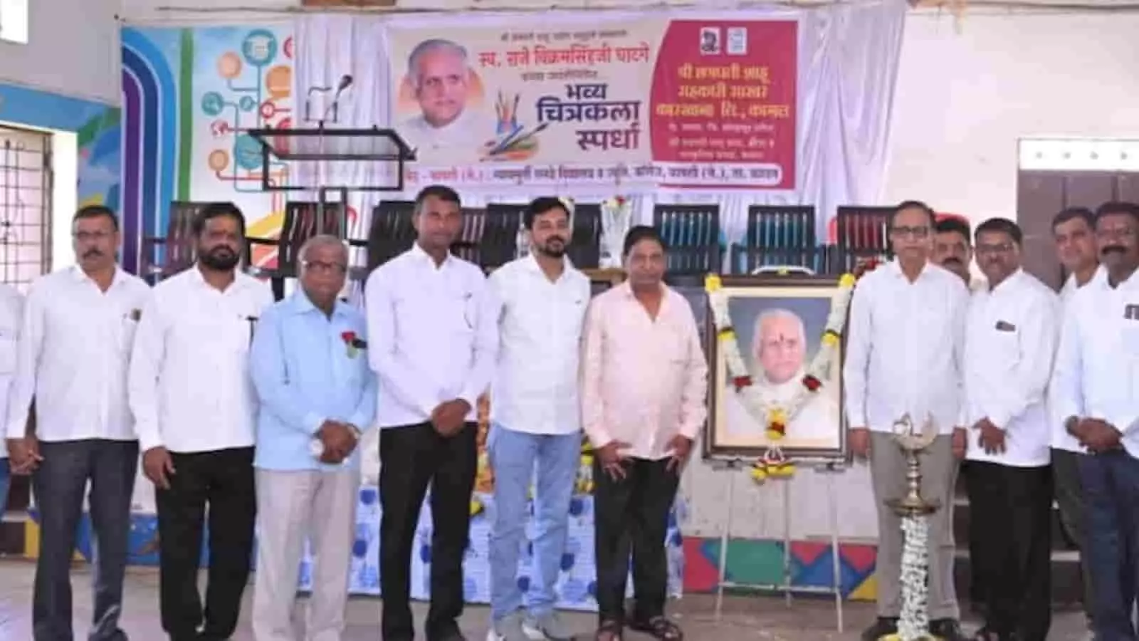 तस्वीर में सेनापति कापशी में चित्रकला प्रतियोगिता के उद्घाटन अवसर पर अतिथिगण नजर आ रहे हैं।