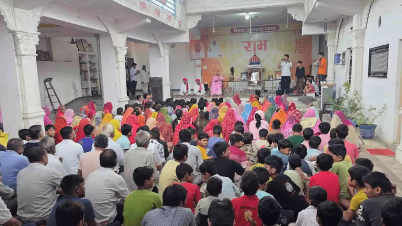 आनंद धाम श्री रामद्वारा में आयोजित रामधुन और धर्म सभा में बैठे श्रद्धालु बड़ी सादड़ी।