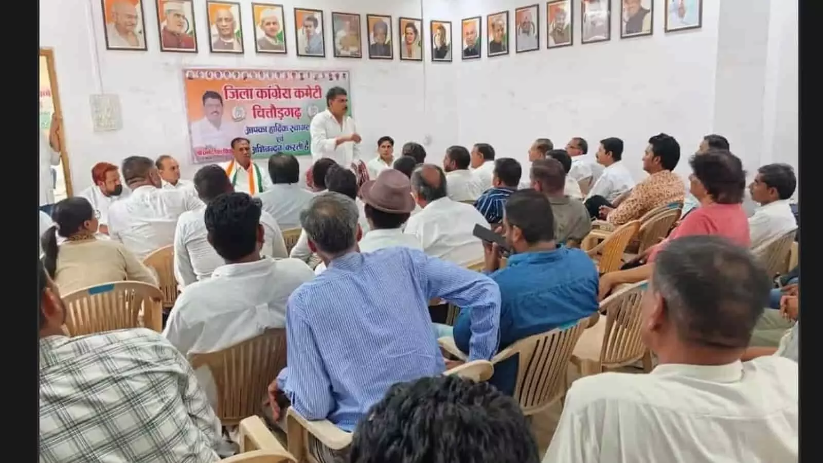 बड़ीसादड़ी के कार्यालय में आयोजित कांग्रेस अल्पसंख्यक विभाग की बैठक में बैठे पदाधिकारी और कार्यकर्ता।