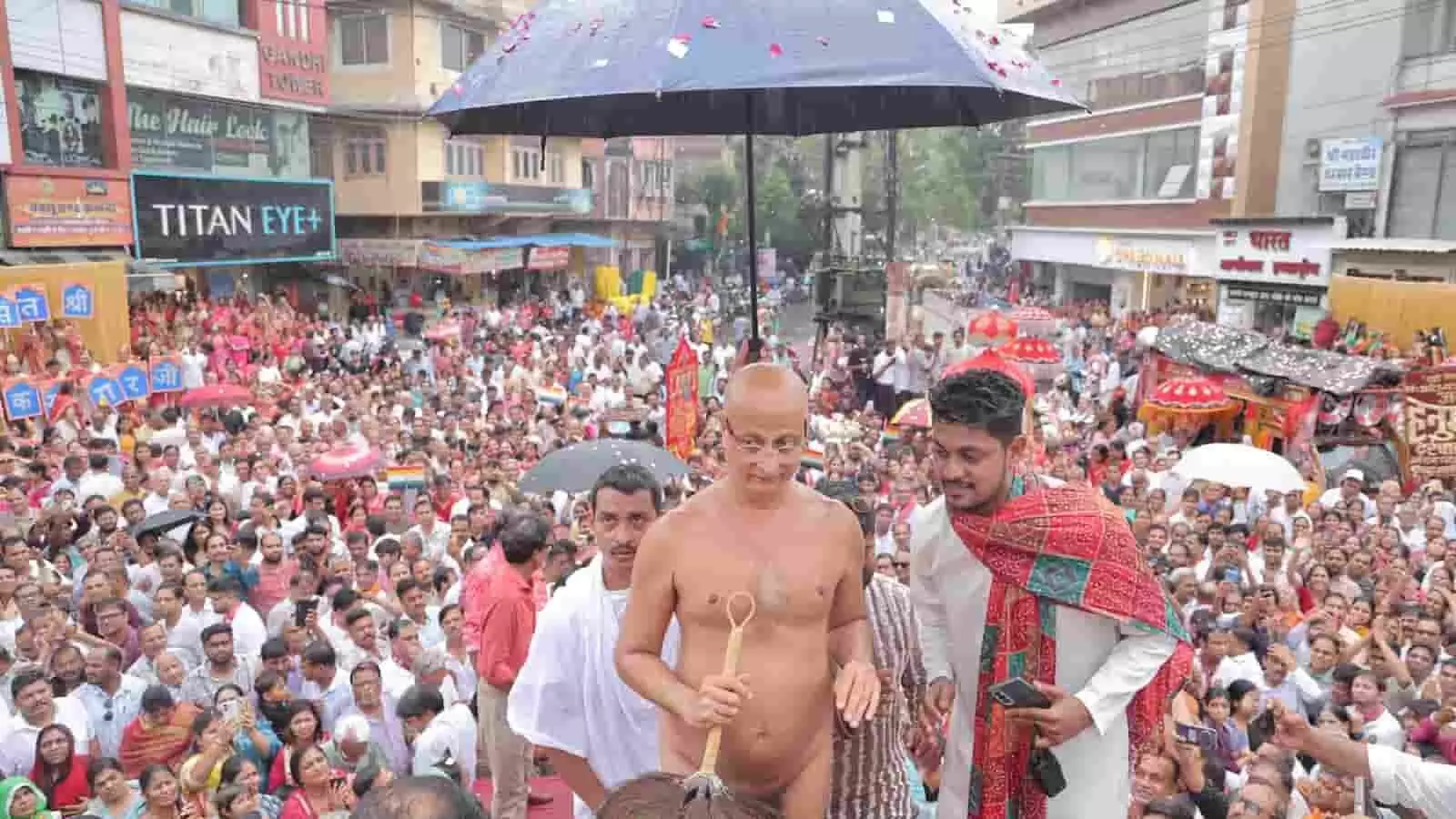भीलवाड़ा में आचार्य पुलकसागरजी महाराज की शोभायात्रा के दौरान उमड़ी भारी भीड़ सड़क पर दिख रही है। भीलवाड़ा में आचार्य पुलकसागरजी महाराज की शोभायात्रा के दौरान उमड़ी भारी भीड़ सड़क पर दिख रही है।
