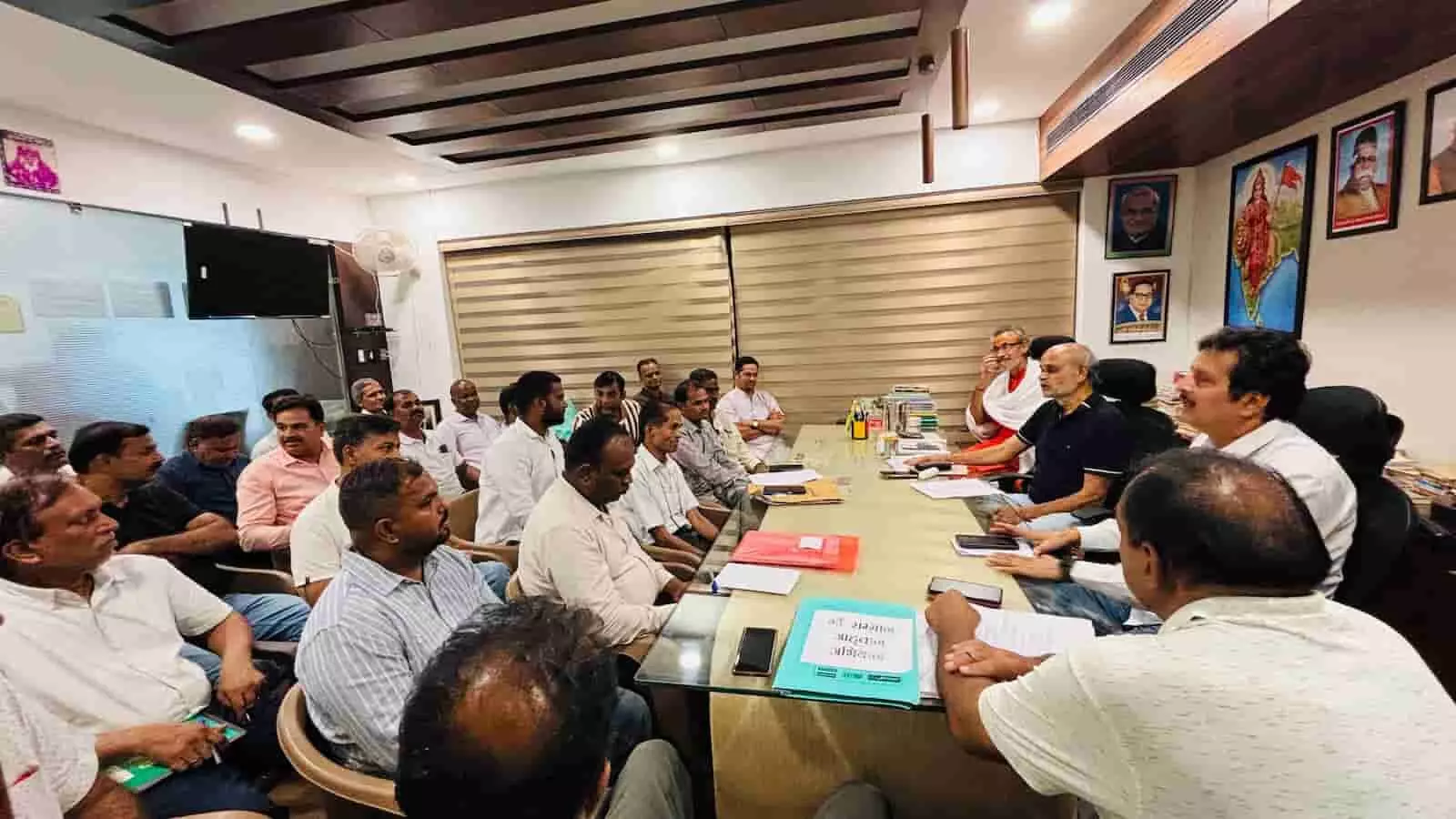 तस्वीर में विधायक अशोक कुमार कोठारी के साथ भीलवाड़ा में बैठक करते हुए गौभक्त नजर आ रहे हैं।